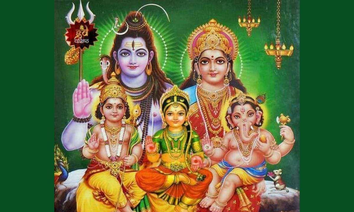 പകരം ഗോതമ്പ് വിഭവങ്ങളോ പഴങ്ങളോ കഴിക്കുന്നു. ചിലയിടങ്ങളിൽ രാത്രിയിൽ അരിയാഹാരം കഴിക്കില്ല.കൂടാതെ മകയിരം വ്രതം അനുഷ്ടിക്കുമ്പോൾ മക്കൾക്കൊപ്പം ശിവക്ഷേത്രത്തിലോ വിഷ്ണുക്ഷേത്രത്തിലോ ദർശനം നടത്തി പ്രാർത്ഥിക്കുന്നത് വ്രതത്തിന്റെ പൂർണ്ണതയ്ക്ക് സഹായിക്കും.(PHOTO: FACEBOOK)