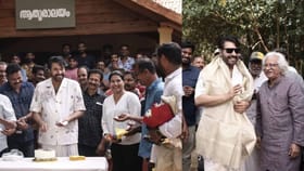 'പദയാത്ര' സെറ്റിൽ മമ്മൂട്ടിക്ക് ആദരം; പൊന്നാടയണിയിച്ച് അടൂര്‍