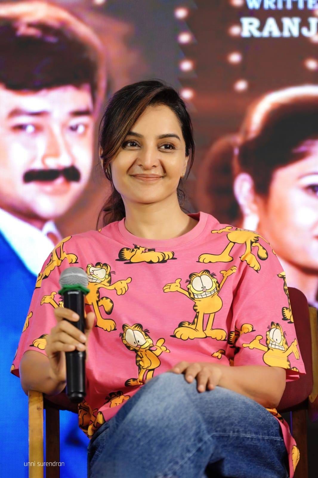 സമൂ​ഹം പോസിറ്റീവായ രീതിയില്ഡ മാറിക്കൊണ്ടിരിക്കുന്നു എന്നതിന്റെ തെളിവാണ് ഇതെല്ലാം. അമ്മയെ കുറിച്ച് സംസാരിച്ച താരം അമ്മ പലപ്പോഴും ജീവിതത്തില്‍ തന്നെ അത്ഭുതപ്പെടുത്തിയിട്ടുണ്ടെന്നാണ് മഞ്ജു പറയുന്നത്. 
