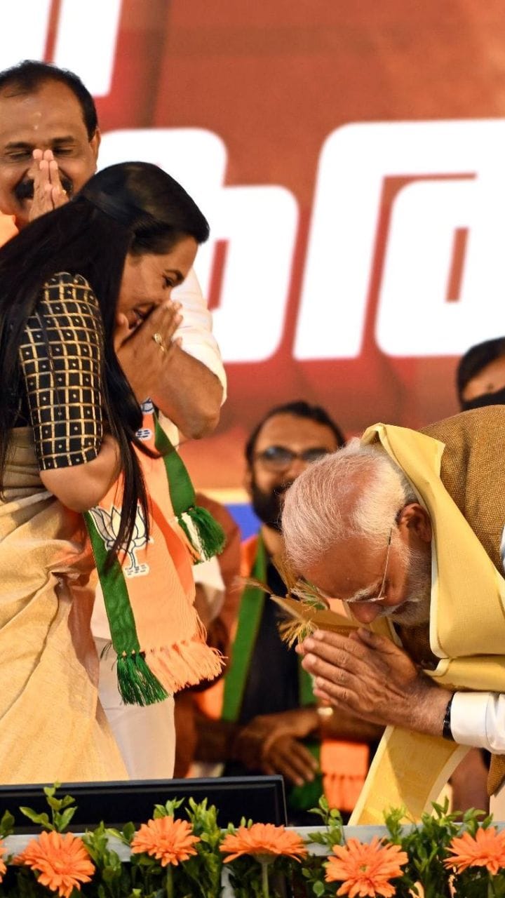 ആശ നാഥിനെ തിരികെ കാൽതൊട്ട് വന്ദിച്ച് പ്രധാനമന്ത്രി നരേന്ദ്ര മോദി