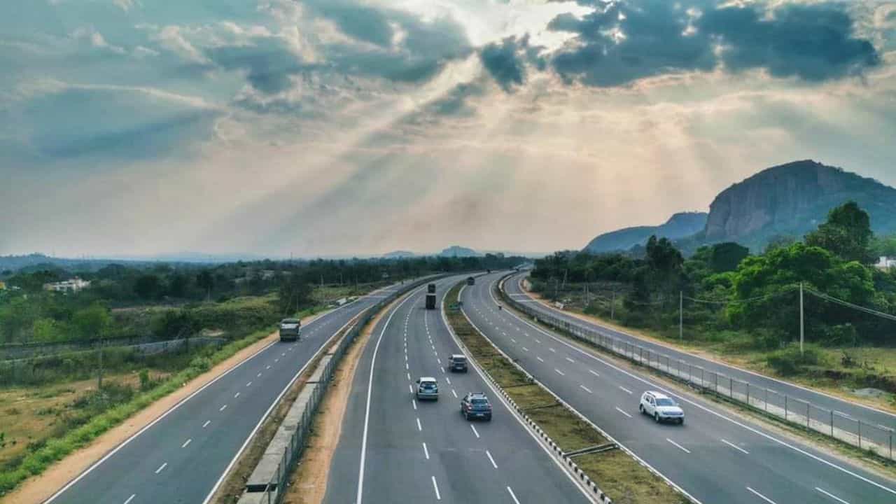 Bengaluru-Mysuru Highway: ബെംഗളൂരുവിലെ ഈ റോഡ് പേടിച്ചേ മതിയാകൂ; മരണങ്ങള്‍ നിരവധിയാണ്