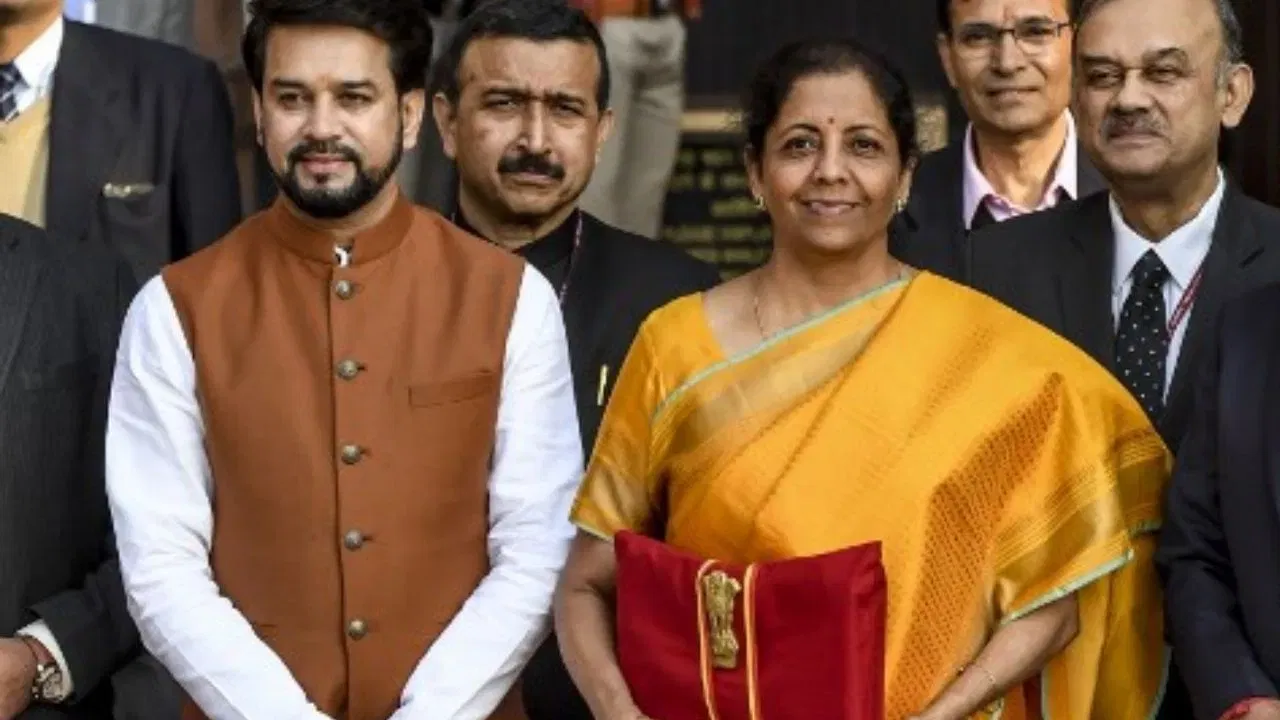 2020ലെ  രണ്ടാമത്തെ ബജറ്റ് അവതരിപ്പിച്ചപ്പോൾ മഞ്ഞ നിറത്തിലുള്ള സിൽക്ക് സാരിയാണ് അവർ അണിഞ്ഞത്.