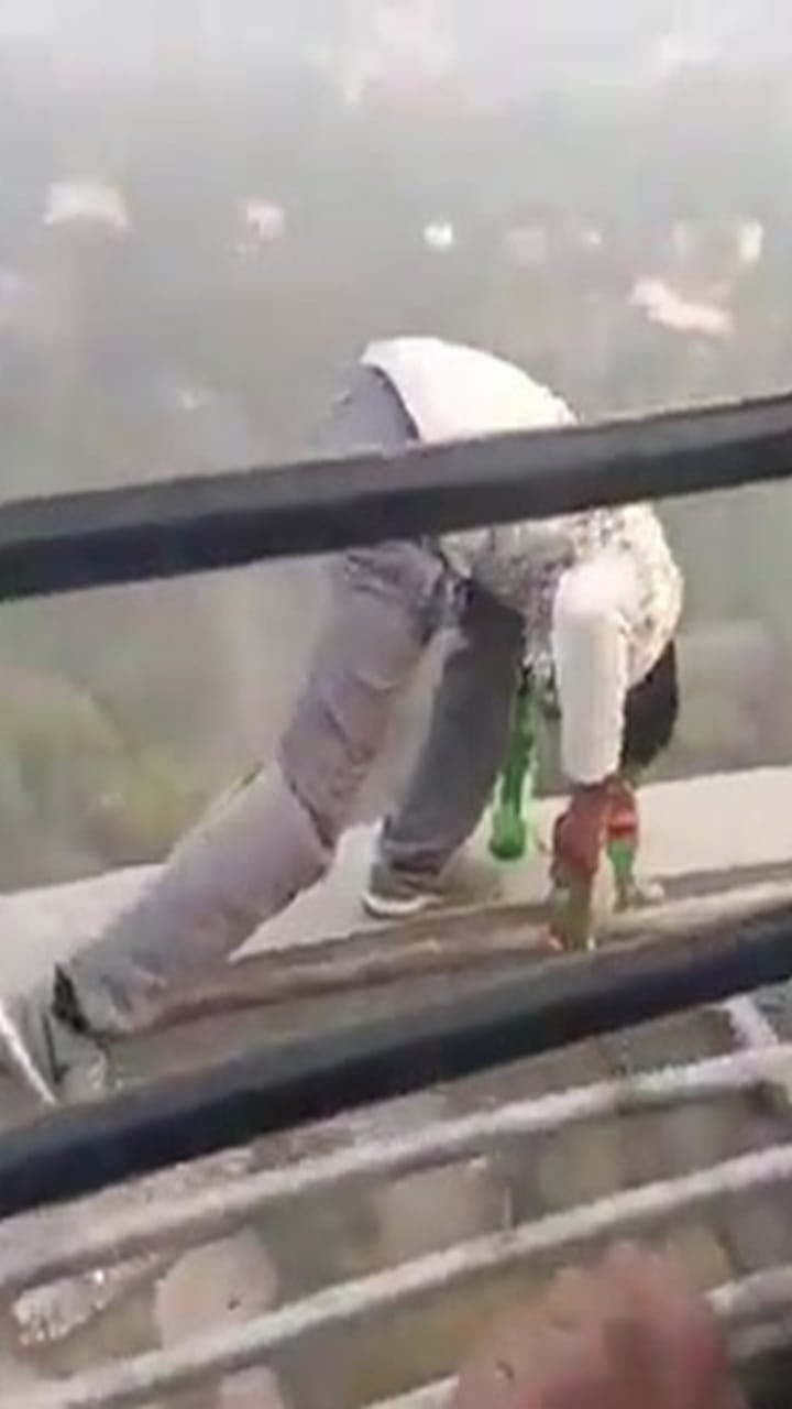 ഹിസാറില്‍ 282 അടി ഉയരമുള്ള ടവറിന്റെ മുകളില്‍ യുവാവിന്റെ സാഹസം