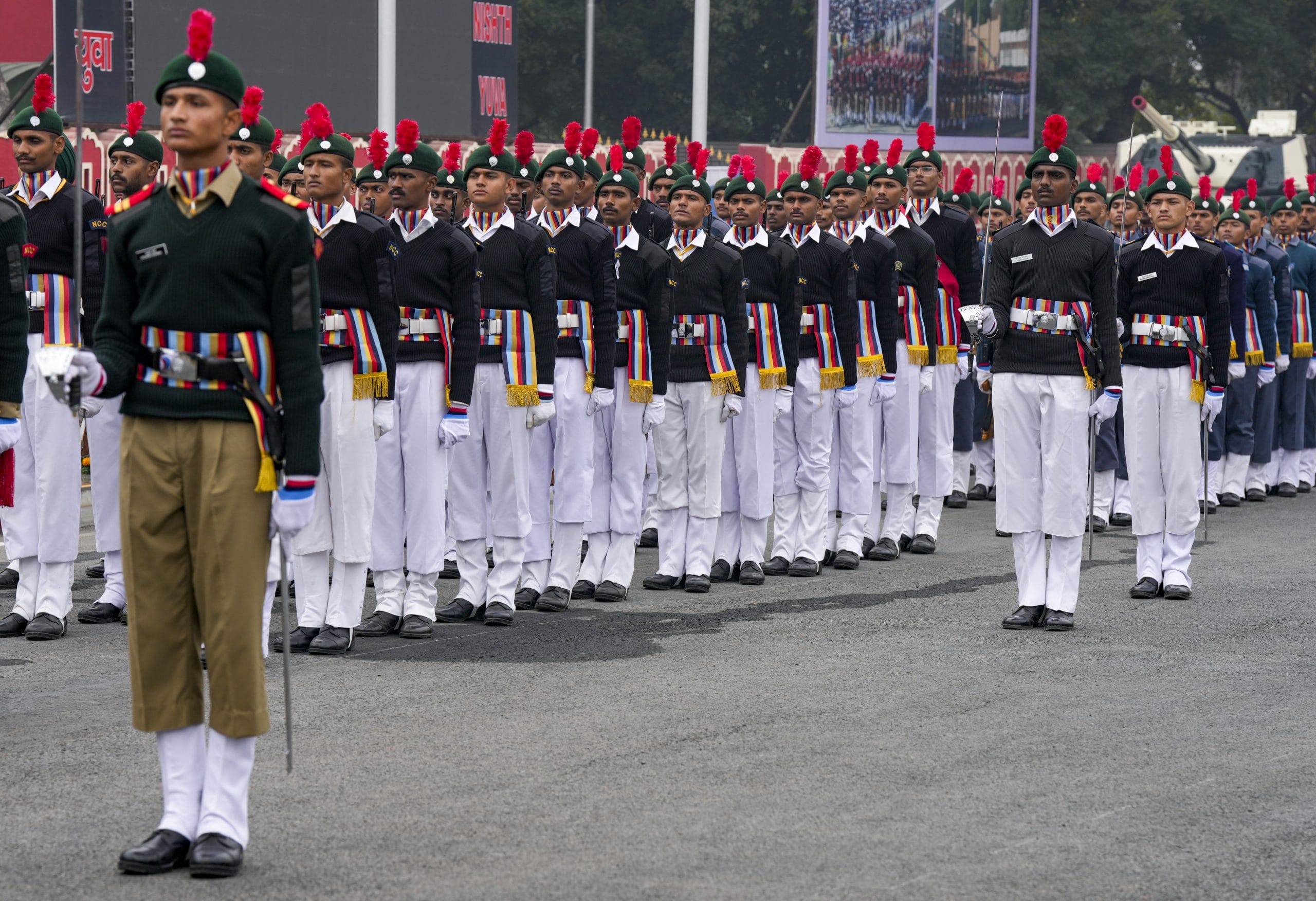 ഇക്കൊല്ലത്തെ റിപ്പബ്ലിക് ദിന ആഘോഷങ്ങളുടെ ഭാ​ഗമാകാൻ നിങ്ങളും ആ​ഗ്രഹിക്കുന്നുണ്ടോ? എന്നാൽ കേട്ടോളൂ, പൊതുജനങ്ങൾക്ക് റിപ്പബ്ലിക് ദിന പരേഡ് കാണുന്നതിനുള്ള ടിക്കറ്റ് വിൽപ്പന  പ്രതിരോധ മന്ത്രാലയം പ്രഖ്യാപിച്ചിരിക്കുകയാണ്. ജനുവരി 14 വരെ മാത്രമെ ടിക്കറ്റ്  വില്പനയുണ്ടാകൂ. അമന്ത്രാൻ എന്ന വെബ്‌സൈറ്റിൽ നിന്ന് ഓൺലൈനായോ തലസ്ഥാനത്തെ ടിക്കറ്റ വില്പന കേന്ദ്രങ്ങളിൽ നിന്ന് നേരിട്ടോ നിങ്ങൾക്ക് ടിക്കറ്റ് കൈപ്പറ്റാം. 
