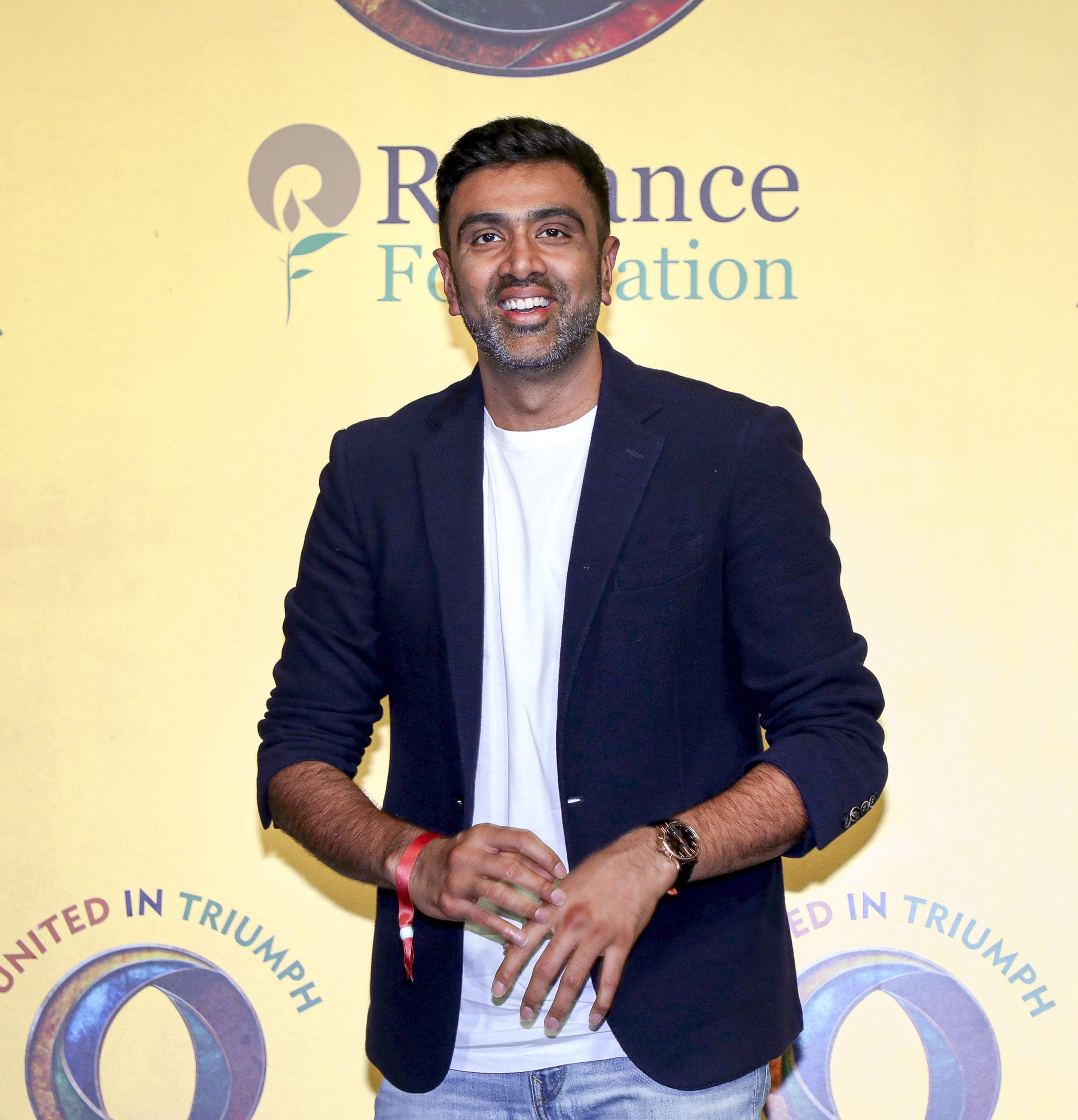 തൻ്റെ യൂട്യൂബ് ചാനലിലൂടെയാണ് അശ്വിൻ്റെ പ്രതികരണം. നന്നായി കളിച്ചുകൊണ്ടിരുന്നപ്പോൾ സഞ്ജുവിന് അവസരങ്ങൾ നൽകിയില്ല. ഇപ്പോൾ ഇഷാൻ കിഷൻ നന്നായി കളിക്കുന്നു. അയാളുടെ പൊസിഷനും മാറ്റി സർക്കസ് കളിക്കരുത് എന്ന് അശ്വിൻ തൻ്റെ യൂട്യൂബ് ചാനലിലൂടെ പ്രതികരിച്ചു.
