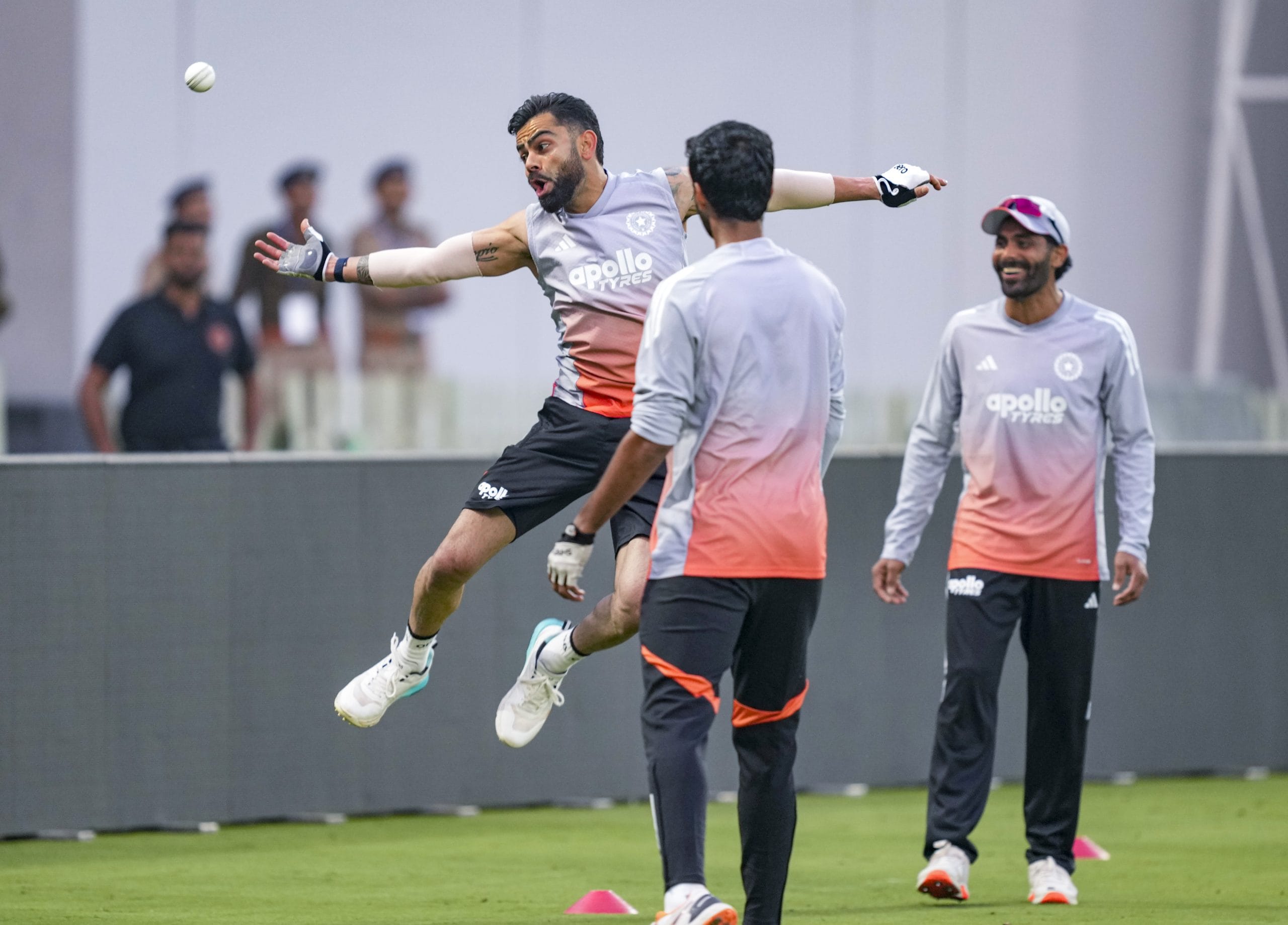 സർജറിക്ക് ശേഷം വിജയ് ഹസാരെ ട്രീഫി കളിച്ച് പൂർണ ഫിറ്റ്നസ് തെളിയിച്ച വൈസ് ക്യാപ്റ്റൻ ശ്രേയസ് അയ്യർ ടീമിലേക്ക് തിരികെയെത്തും. അതുകൊണ്ട് തന്നെ ഋഷഭ് പന്തിന് ആദ്യ മത്സരങ്ങളിൽ അവസരം ലഭിച്ചേക്കില്ല. കെഎൽ രാഹുൽ ആണ് ഫസ്റ്റ് ചോയിസ് വിക്കറ്റ് കീപ്പർ.
