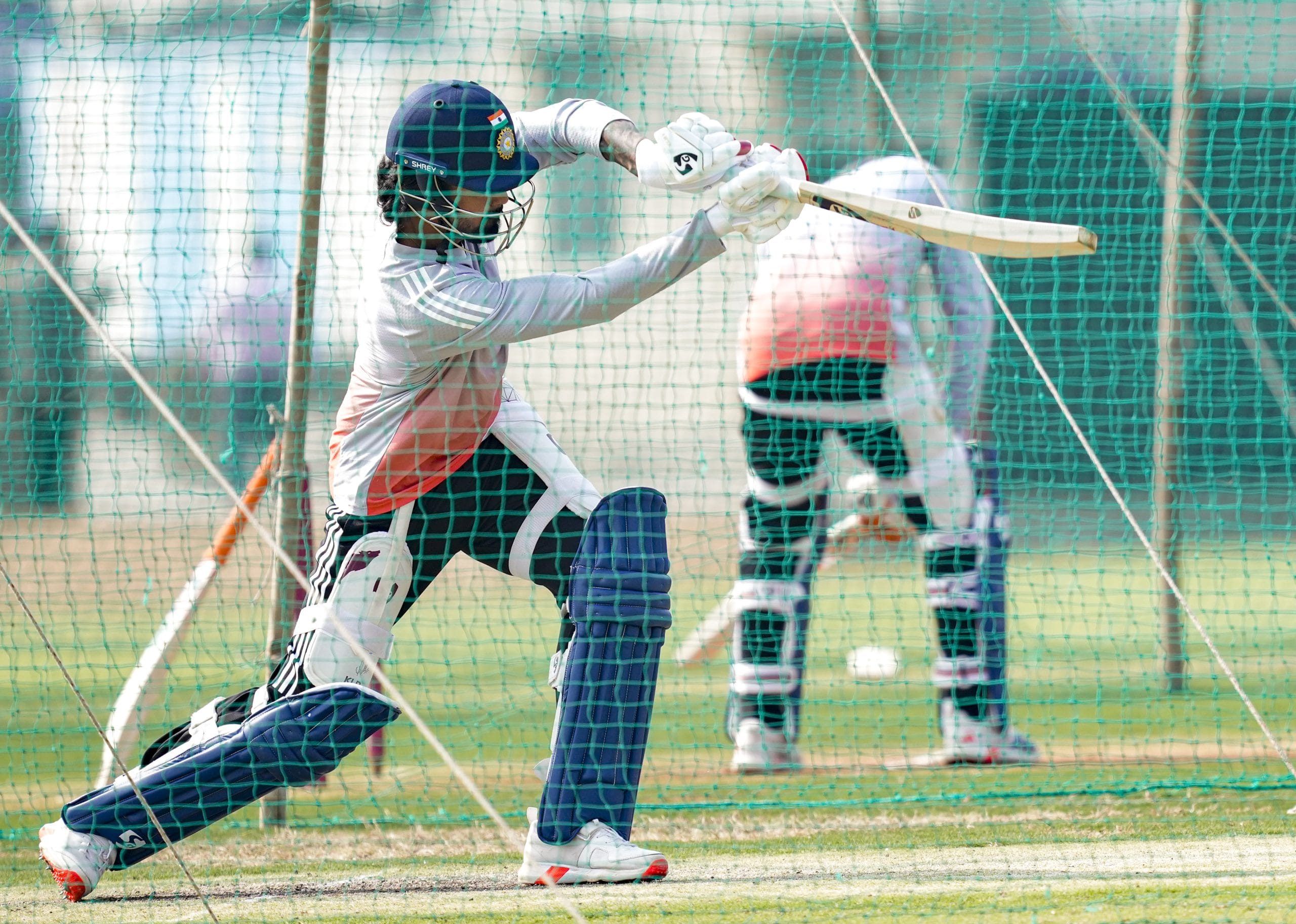 രവീന്ദ്ര ജഡേജ ആറാം നമ്പരിൽ കളിക്കും. പേസ് ഓൾറൗണ്ടർ എന്നത് പരിഗണിച്ച് ഏഴാം നമ്പരിൽ നിതീഷ് കുമാർ റെഡ്ഡി ഇടംപിടിക്കും. എക്സ്ട്ര സ്പിൻ ഓപ്ഷൻ വേണമെന്ന് മാനേജ്മെൻ്റ് തീരുമാനിച്ചാൽ വാഷിംഗ്ടൺ സുന്ദർ ഈ പൊസിഷനിലെത്തും. എട്ടാം നമ്പരിൽ നിതീഷ് റാണ.
