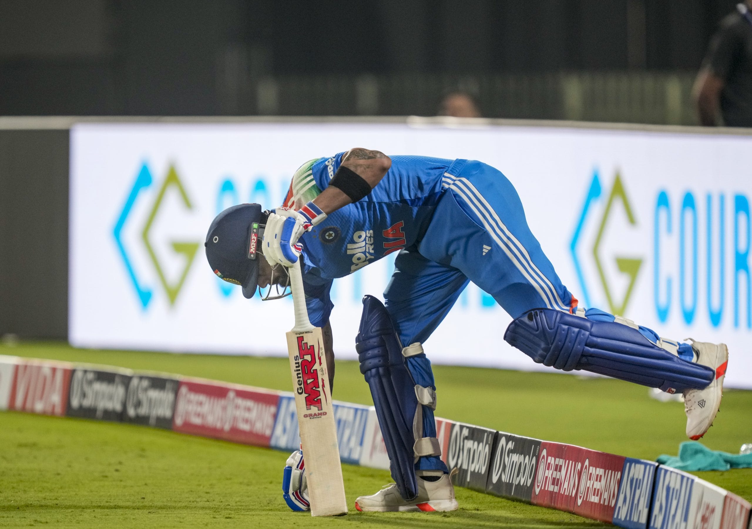 "ശരിക്കും പറഞ്ഞാൽ, അതത്ര നല്ല പ്രവൃത്തിയായി തോന്നിയിട്ടില്ല. ധോണിയുടെ കാര്യത്തിലും ഇത് കണ്ടിട്ടുണ്ട്. ആരാധകർക്ക് ആവേശമുണ്ടാവുന്നുണ്ടെന്ന് എനിക്കറിയാം. ഞാൻ ഗെയിമിലാണ് ശ്രദ്ധ കേന്ദ്രീകരിച്ചിരിക്കുന്നത്. ആളുകൾ വരുന്നതിൽ നന്ദി." കോലി പറഞ്ഞു.
