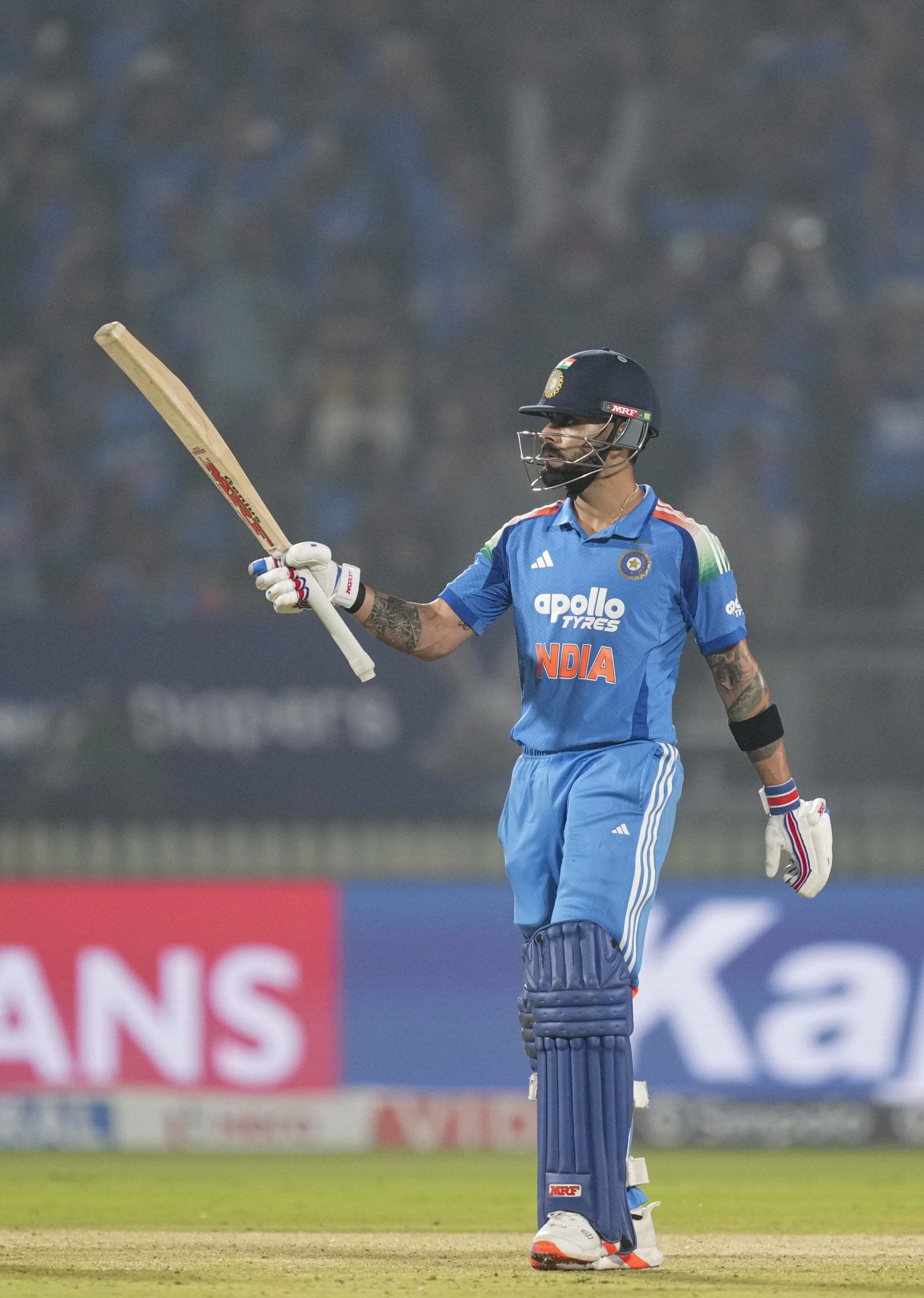 താൻ ക്രീസിലെത്തുമ്പോൾ ആരാധകർ ആർപ്പുവിളിക്കുന്നത് ശരിയായി തോന്നിയിട്ടില്ലെന്ന് വിരാട് കോലി. ധോണിയുടെ കാര്യത്തിലും ഈ പ്രവണത ഉണ്ടായിട്ടുണ്ടെന്ന് കോലി പറഞ്ഞു. ആദ്യ ഏകദിനത്തിന് ശേഷം പ്രസൻ്റേഷൻ സെറിമണിയിൽ സംസാരിക്കുകയായിരുന്നു താരം. (Image Credits- PTI)