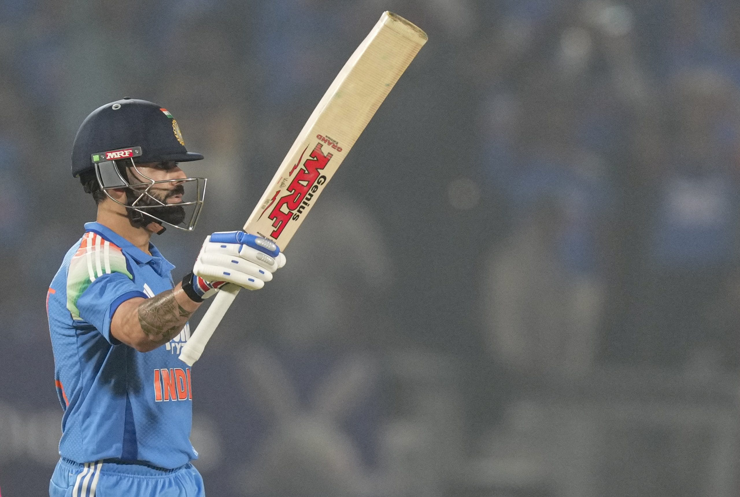 മത്സരത്തിൽ 93 റൺസെടുത്ത് കോലി പുറത്താവുകയായിരുന്നു. ഇതിനിടെ ഏറ്റവും വേഗത്തിൽ 28,000 രാജ്യാന്തര റൺസുകൾ നേടുന്ന താരമായും കോലി മാറി. സച്ചിൻ തെണ്ടുൽക്കറെയാണ് കോലി മറികടന്നത്. സച്ചിൻ 644 ഇന്നിങ്സും കോലി 624 ഇന്നിങ്സുമാണ് ഇതിനായി എടുത്തത്. 
