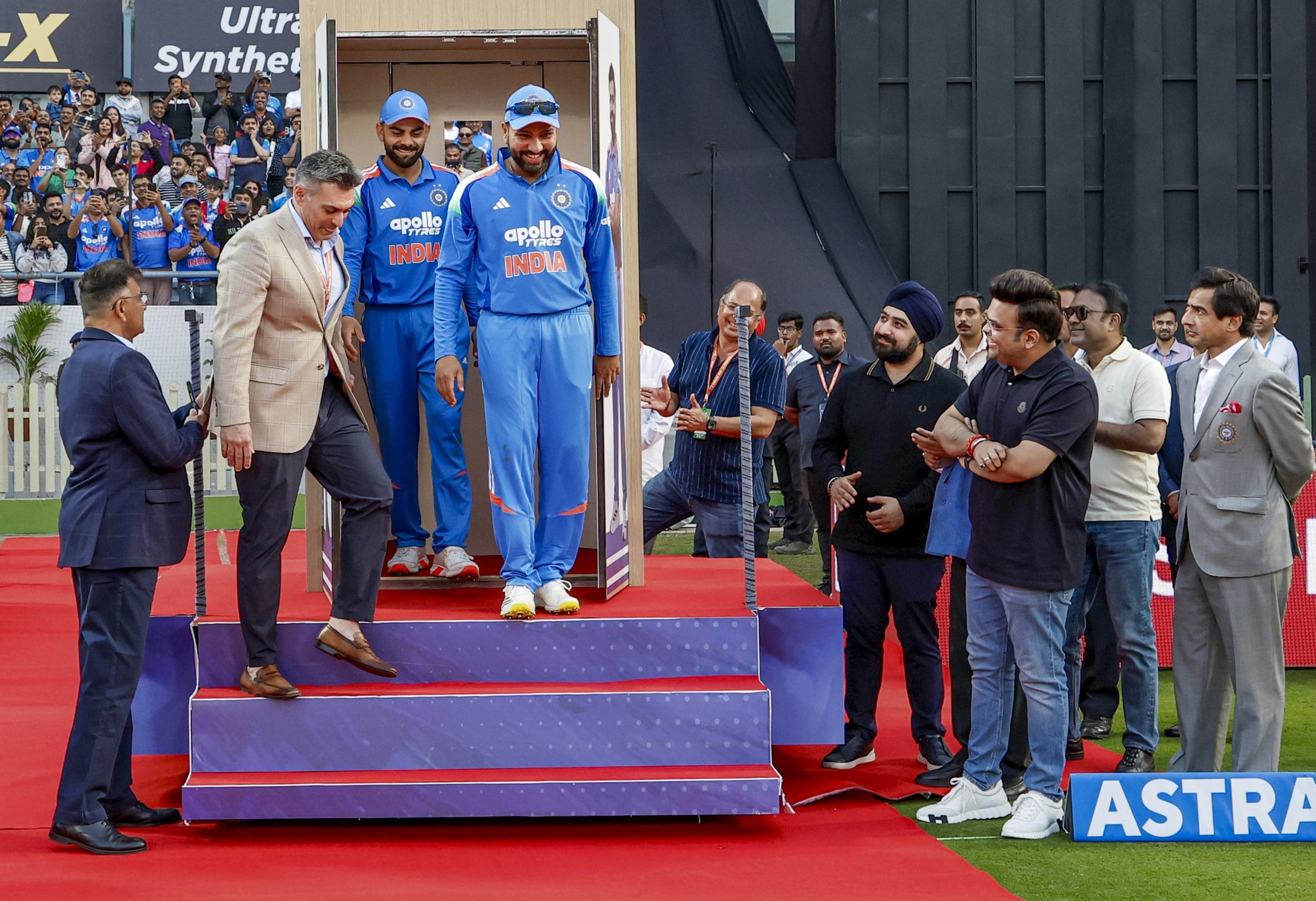 രോഹിത് ശർമ്മ പുറത്തായി തിരികെനടക്കുമ്പോൾ ക്രീസിലെത്തിയ കോലിയെ ആർപ്പുവിളികളോടെയാണ് ആരാധകർ സ്വീകരിച്ചത്. അതുകൊണ്ട് തന്നെ രോഹിത് പുറത്തെത്തിക്കഴിഞ്ഞാണ് കോലി കളത്തിലേക്ക് നടക്കുന്നത്. മത്സരത്തിൽ ഇന്ത്യ നാല് വിക്കറ്റിന് വിജയിക്കുകയായിരുന്നു.
