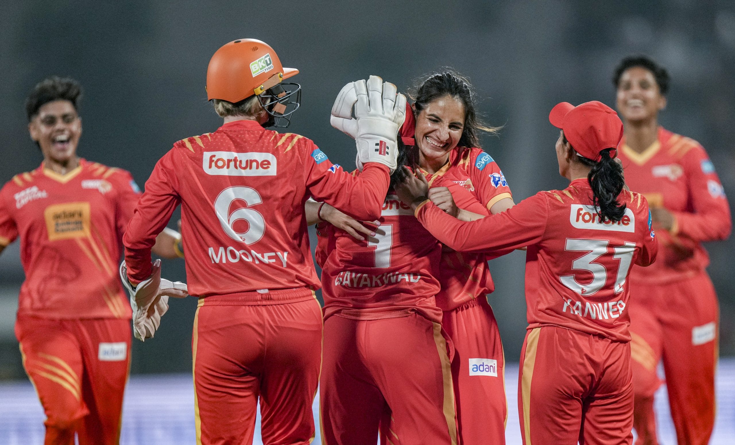 ഗുജറാത്ത് ജയൻ്റ്സിന് അടുത്ത രണ്ട് കളി ജയിച്ചാൽ എലിമിനേറ്ററിലെത്താം. നിലവിൽ രണ്ടാം സ്ഥാനത്താണ് ഗുജറാത്ത്. ആറ് കളിയിൽ ആറ് പോയിൻ്റ്. രണ്ട് കളി തോറ്റാലും ഗുജറാത്തിന് പ്ലേ ഓഫ് കളിക്കാൻ മറ്റ് സാധ്യതകളുണ്ട്. മുംബൈ ആണ് പോയിൻ്റ് പട്ടികയിൽ മൂന്നാം സ്ഥാനത്ത്.
