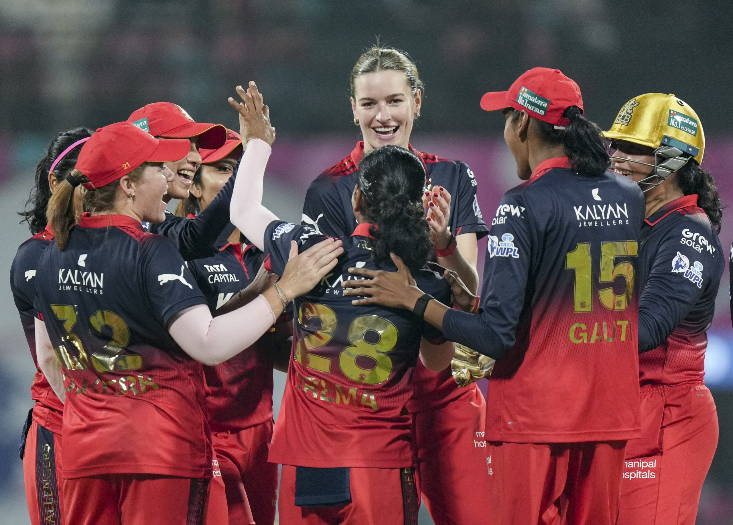വനിതാ പ്രീമിയർ ലീഗ് അതിൻ്റെ അവസാനത്തിലേക്ക് കടക്കുമ്പോൾ പ്ലേ ഓഫ് ഉറപ്പിച്ച ഒരേയൊരു ടീം റോയൽ ചലഞ്ചേഴ്സ് ബെംഗളൂരു ആണ്. കളിച്ച അഞ്ച് മത്സരങ്ങളും വിജയിച്ച ആർസിബി 10 പോയിൻ്റുമായി ടോപ്പ് ത്രീ ഉറപ്പിച്ചു. ബാക്കി രണ്ട് സ്ഥാനങ്ങൾക്കായാണ് ഇപ്പോൾ പോര്. (Image Credits- PTI)