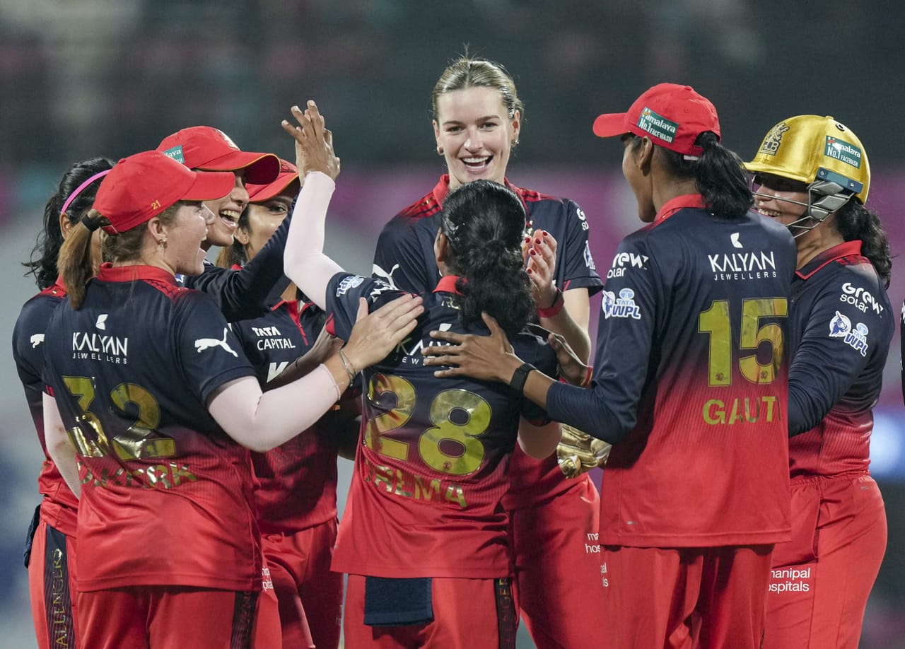 വനിതാ പ്രീമിയർ ലീഗ് അതിൻ്റെ അവസാനത്തിലേക്ക് കടക്കുമ്പോൾ പ്ലേ ഓഫ് ഉറപ്പിച്ച ഒരേയൊരു ടീം റോയൽ ചലഞ്ചേഴ്സ് ബെംഗളൂരു ആണ്. കളിച്ച അഞ്ച് മത്സരങ്ങളും വിജയിച്ച ആർസിബി 10 പോയിൻ്റുമായി ടോപ്പ് ത്രീ ഉറപ്പിച്ചു. ബാക്കി രണ്ട് സ്ഥാനങ്ങൾക്കായാണ് ഇപ്പോൾ പോര്. (Image Credits- PTI)
