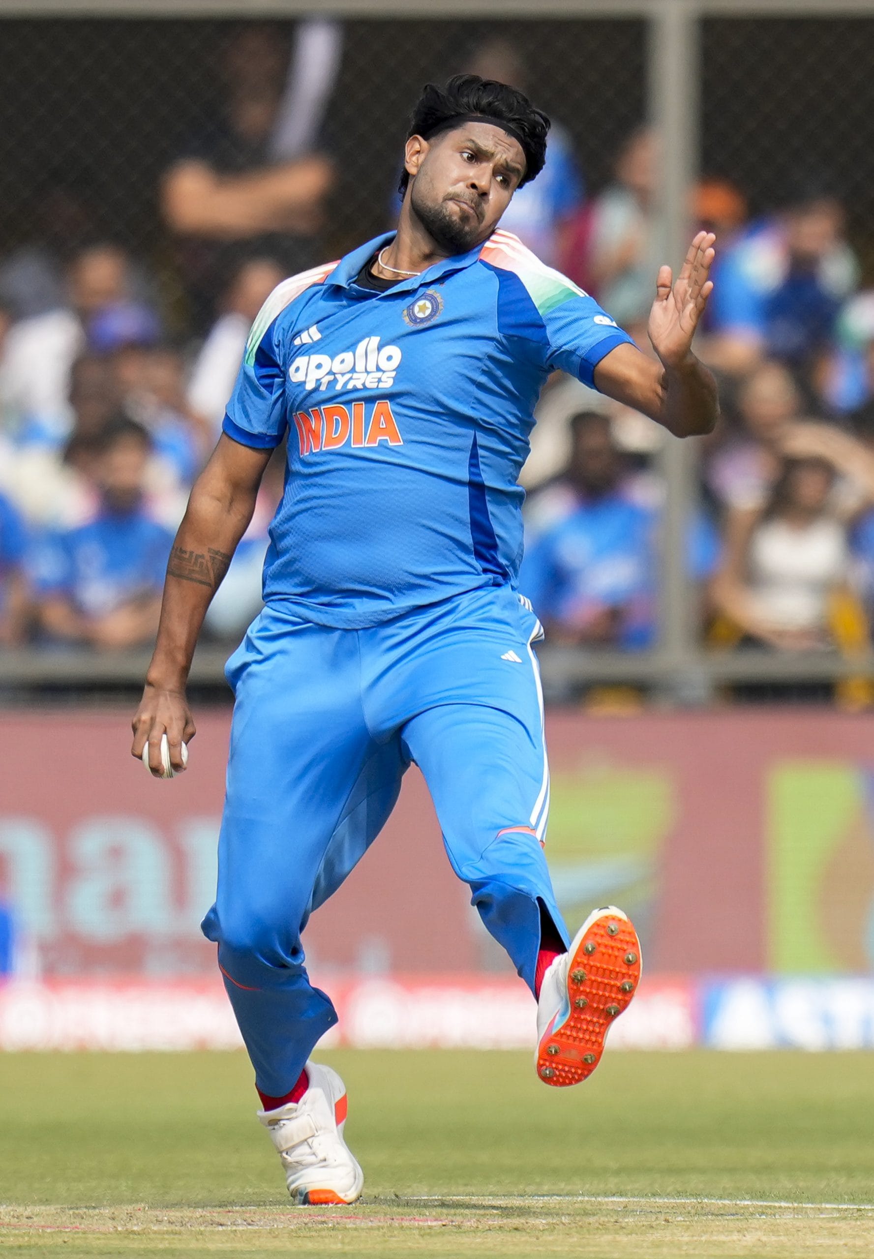 കോൺവെയെയും യങിനെയും പുറത്താക്കി ഇന്ത്യക്ക് നല്ല തുടക്കം നൽകിയത് ഹർഷിതാണ്. സെക്കൻഡ് സ്പെല്ലിൽ തല്ലുവാങ്ങിയ ഹർഷിത് 10 ഓവറിൽ 83 റൺസ് വഴങ്ങി. മൂന്നാം ഏകദിനത്തിൽ ഏറ്റവും മോശം എക്കോണമിയുള്ളത് ഹർഷിത് റാണയ്ക്കായിരുന്നു. പക്ഷേ, വിക്കറ്റെടുത്തു.
