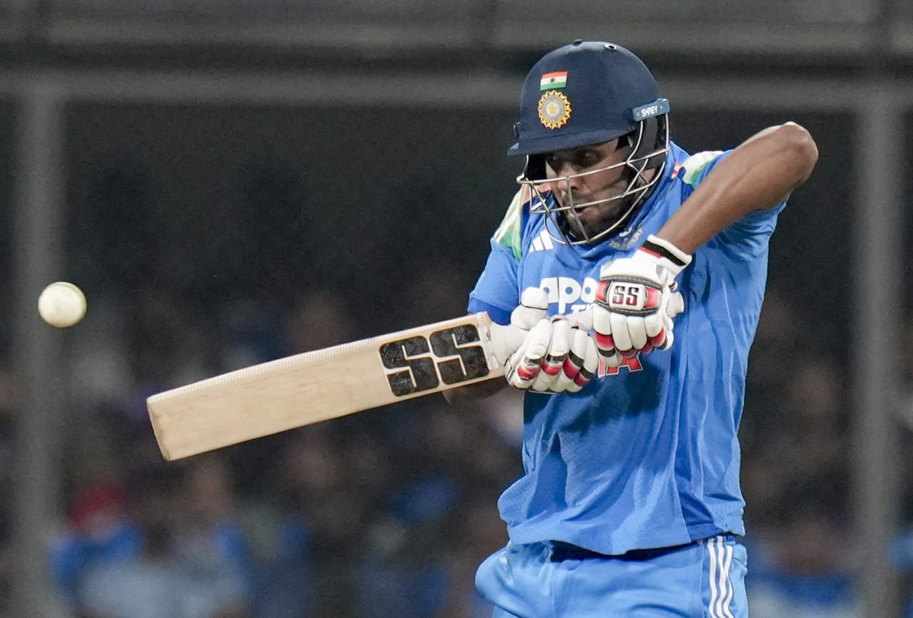 ഹർഷിത് റാണ ത്രീ ഫോർമാറ്റ് പ്ലയറായപ്പോൾ കടുത്ത വിമർശനങ്ങൾ നേരിട്ട ഒരാളാണ് പരിശീലകൻ ഗൗതം ഗംഭീർ. എന്ത് ചെയ്തിട്ടാണ് ഹർഷിത് മൂന്ന് ഫോർമാറ്റുകളിലും കളിക്കുന്നതെന്ന ചോദ്യങ്ങളോട് അയാളെ ഒരു ഓൾറൗണ്ടറാക്കി മാറ്റുകയാണ് ലക്ഷ്യമെന്ന് ടീം മാനേജ്മെൻ്റ് പറഞ്ഞു. (Image Credits- PTI)