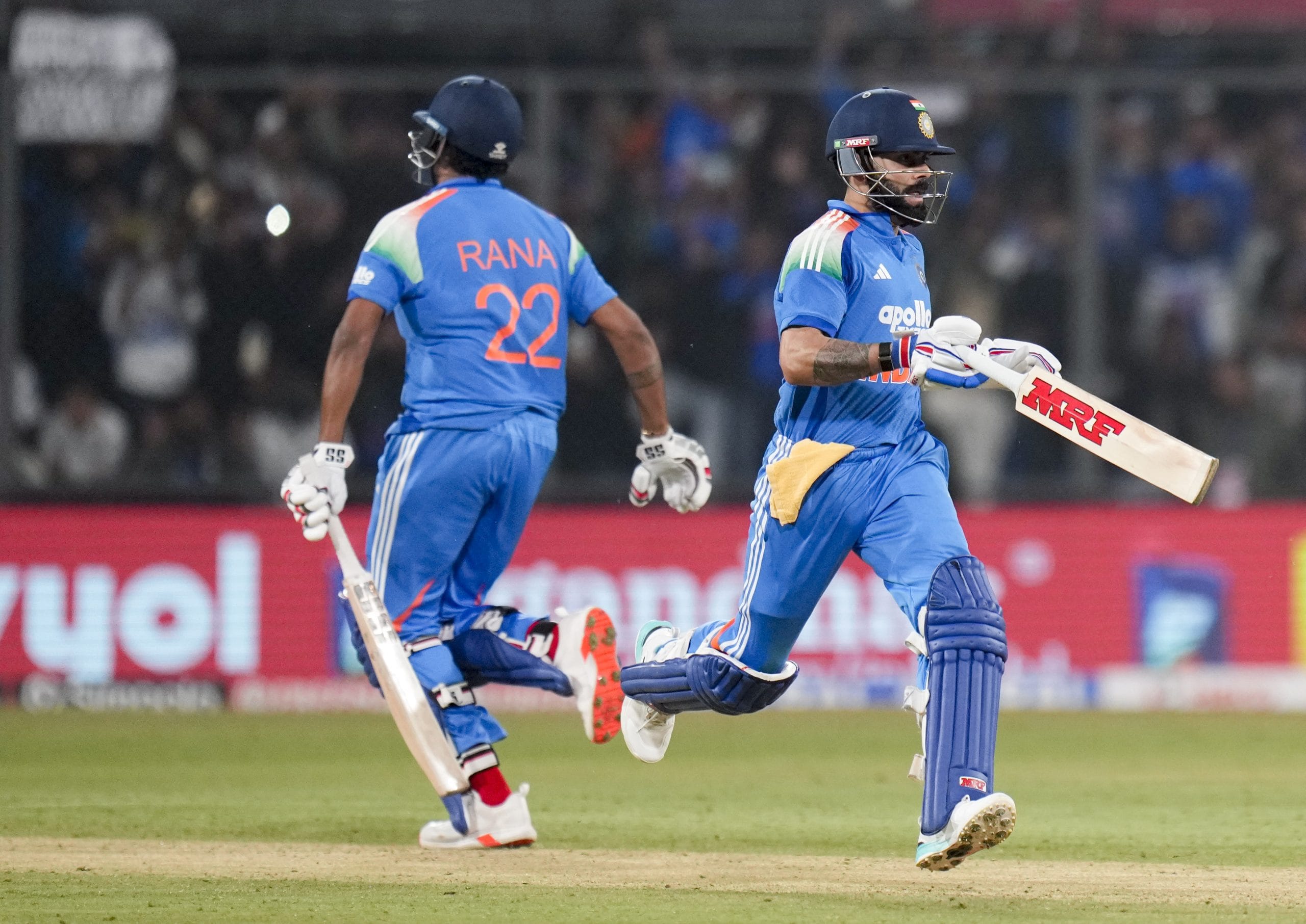 ബാറ്റിംഗിൽ ഇന്ത്യ തോൽവിയുറപ്പിച്ച ഘട്ടത്തിലാണ് ഹർഷിത് റാണ ക്രീസിലെത്തുന്നത്. ആറ് വിക്കറ്റ് നഷ്ടത്തിൽ 178 റൺസെന്ന നിലയിൽ നിന്ന് കോലിയുമായി ചേർന്ന ഹർഷിത് ഇന്ത്യയെ 277 റൻസിലെത്തിച്ചിട്ടാണ് മടങ്ങുന്നത്. ഏഴാം വിക്കറ്റിൽ 99 റൺസിൻ്റെ നിർണായക കൂട്ടുകെട്ട്.
