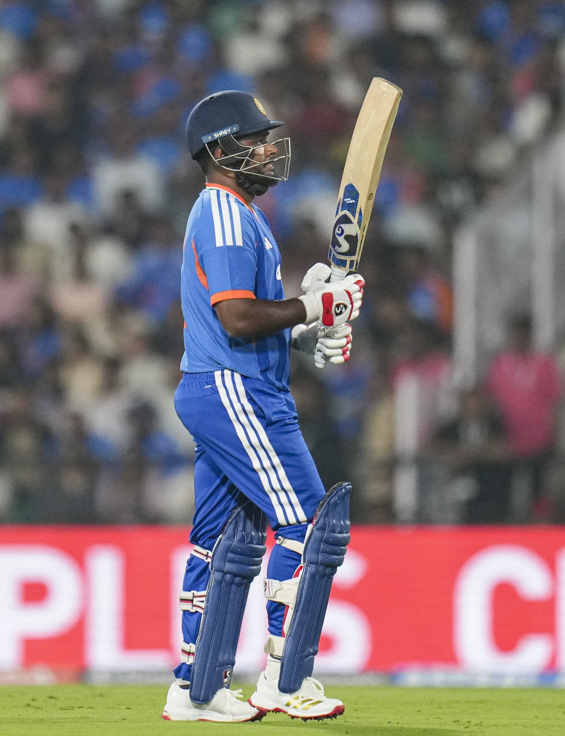 ടോപ്പ് ഓർഡറിൽ ഒന്നോ രണ്ടോ മികച്ച ഇന്നിംഗ്സുകൾ കളിക്കാൻ സാധിച്ചാൽ സഞ്ജുവിനെ പിന്തള്ളി കിഷൻ തന്നെ ടി20 ലോകകപ്പ് ഓപ്പണിംഗ് സ്ഥാനത്ത് എത്താൻ സാധ്യതയുണ്ട്. അതിനുള്ള സാധ്യത നിലനിൽക്കണമെങ്കിൽ സഞ്ജുവിനെപ്പോലെ കിഷനും ഇന്ന് നന്നായി കളിക്കണം.