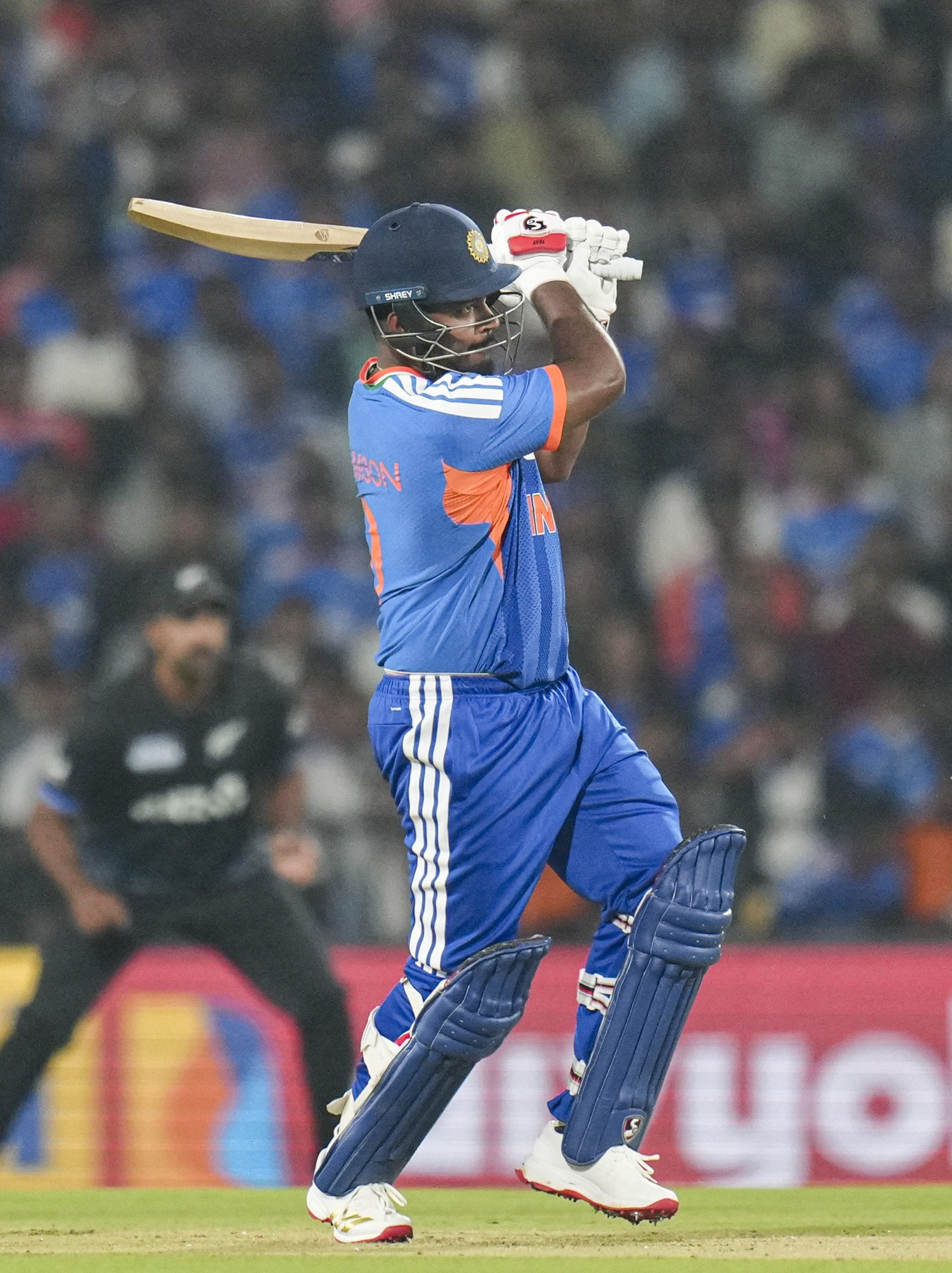 അതേസമയം, വരുന്ന നാല് മത്സരങ്ങളിൽ നിന്ന് മൂന്ന് ഫിഫ്റ്റിയെങ്കിലും നേടാൻ കഴിഞ്ഞാൽ ലോകകപ്പിലെ ഓപ്പണിംഗ് സ്ഥാനം സഞ്ജുവിൽ ഭദ്രമായിരിക്കും. അതിന് മുൻപ് ഇന്നത്തെ കളി ഒരു ഫിഫ്റ്റി പ്ലസ് സ്കോർ നേടുക എന്നതാണ് താരത്തിന് മുന്നിലുള്ള ആദ്യത്തെ വെല്ലുവിളി.