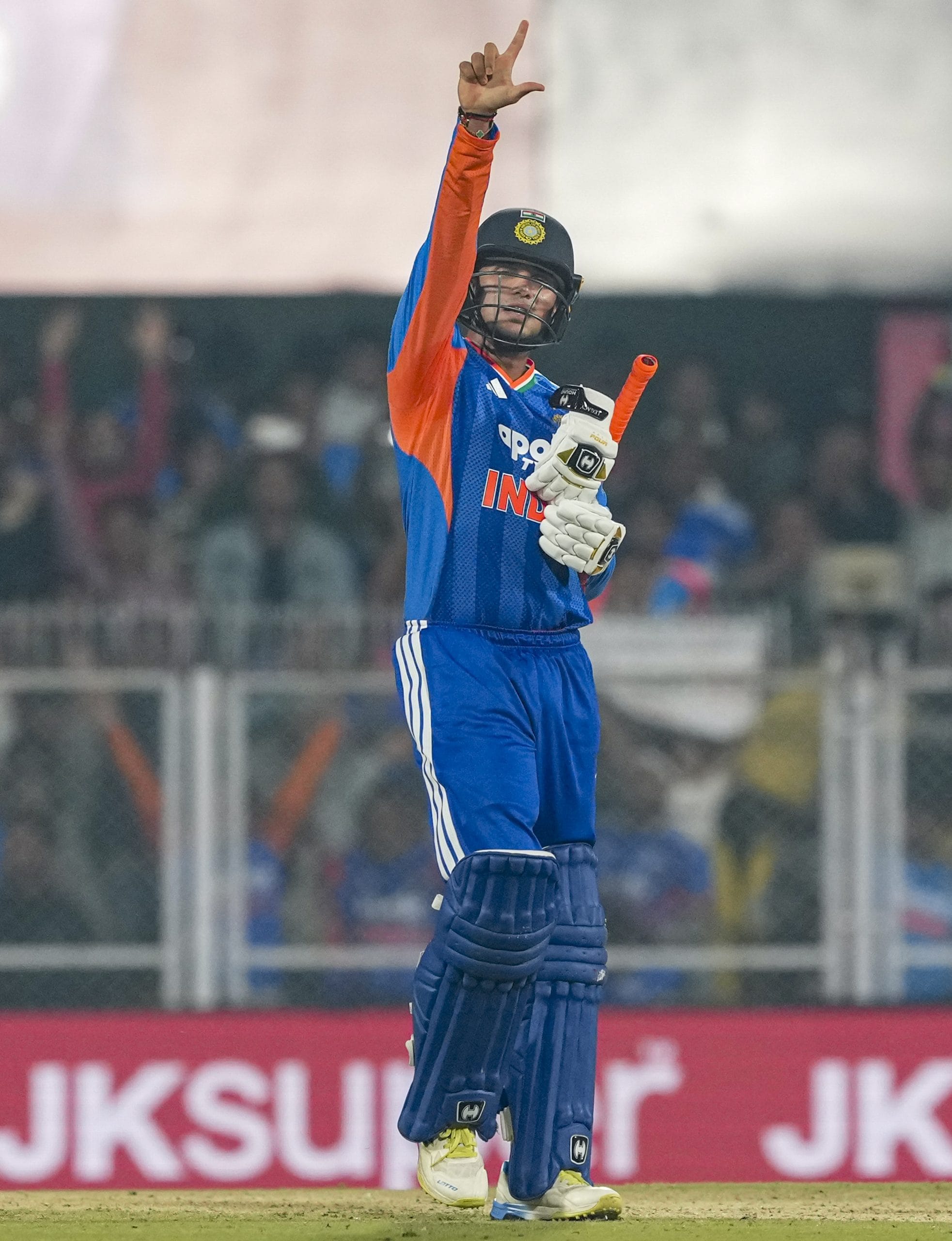 ഐസിസി ടി20 റാങ്കിംഗിൽ ഒന്നാം സ്ഥാനത്താണ് അഭിഷേക് ശർമ്മ. 908 ആണ് റേറ്റിംഗ്. നിലവിൽ, ന്യൂസീലൻഡിനെതിരായ ടി20 പരമ്പരയിലും താരം ഫോമിലാണ്. ആദ്യ കളി 35 പന്തിൽ 84 റൺസ് നേടിയ താരം മൂന്നാമത്തെ മത്സരത്തിൽ 20 പന്തിൽ 68 റൺസ് നേടി പുറത്താവാതെ നിന്നു.