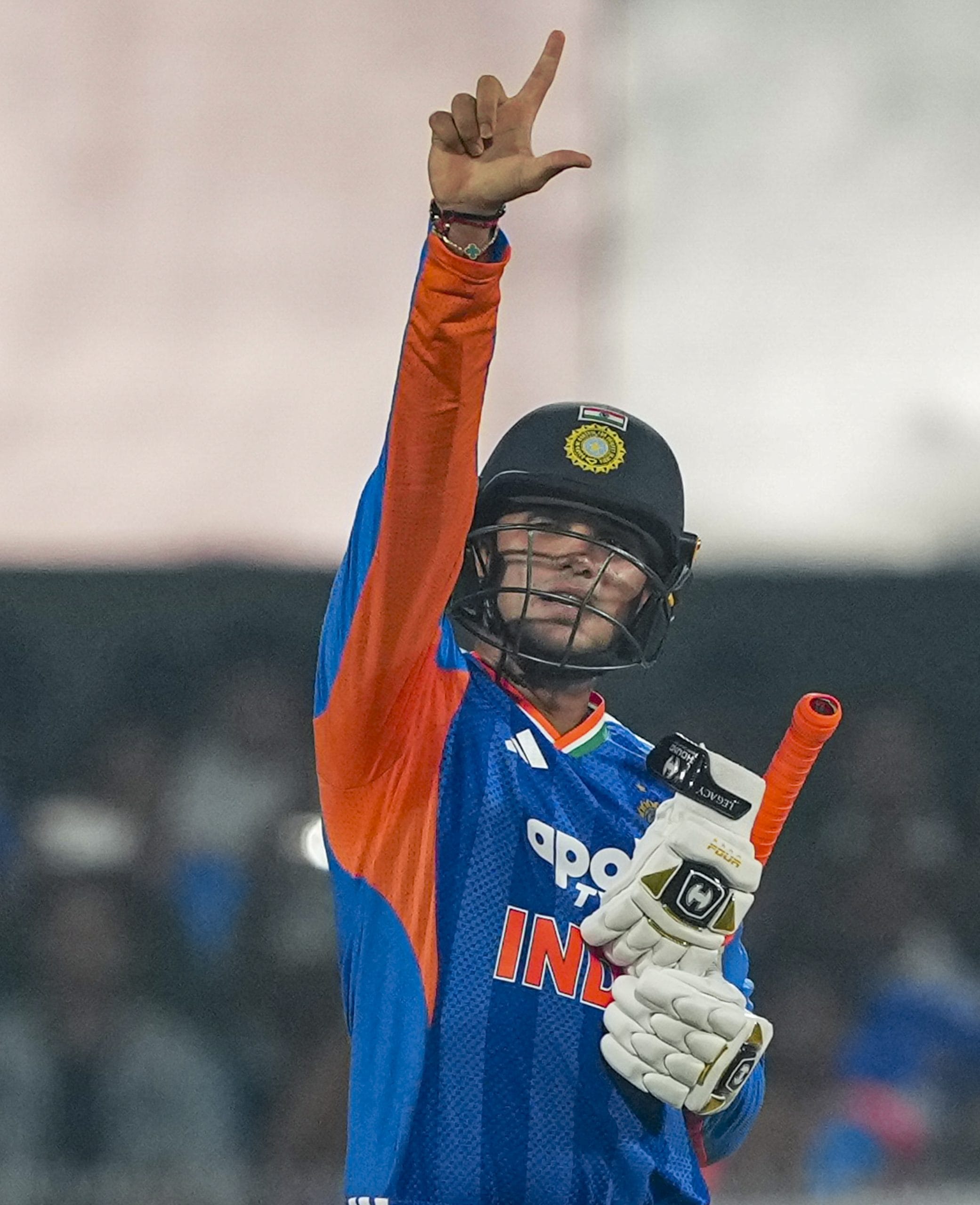 "ഇത് ലോകകപ്പിലും സംഭവിക്കാം. ഞാൻ വിചാരിക്കുന്നത് ഇന്ത്യൻ ബാറ്റിംഗ് അഭിഷേക് ശർമ്മയിൽ മാത്രം ആശ്രയിച്ചിരിക്കുന്നതല്ലെന്നാണ്. ഒരു ടീമെന്ന നിലയിൽ അവർ വളരെ നല്ലതാണ്. ഏഴ് ബാറ്റർമാരെയാണ് ഇന്ത്യ കളിപ്പിച്ചത്. എട്ടിന് പകരം ഏഴ് ബാറ്റർമാരാവുമ്പോൾ ഇത് സംഭവിക്കാം."
