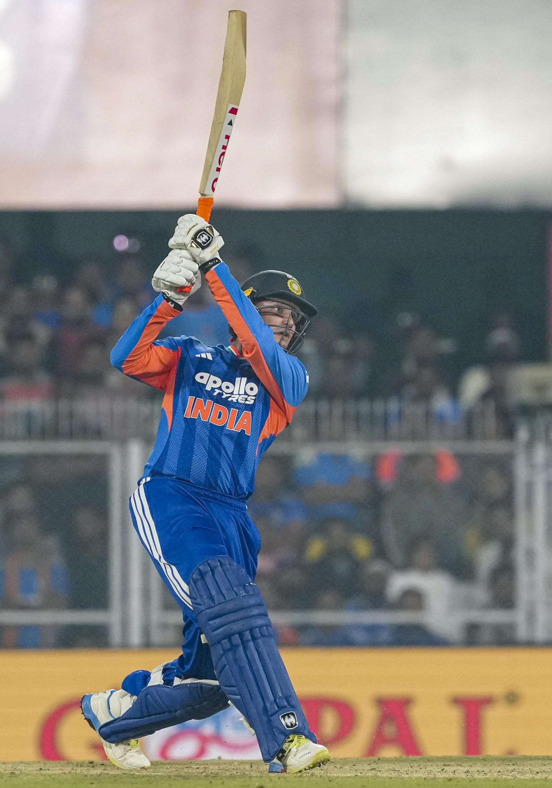 "എന്നാൽ, അഭിഷേക് അതിനൊക്കെ അപ്പുറമാണ്. സെറ്റിലാവാൻ അദ്ദേഹത്തിന് സമയമൊന്നും വേണ്ട. അവനെ എത്ര പുകഴ്ത്തിയാലും മതിയാവില്ല. ഇത്തരം ബാറ്റർമാർ സാധാരണയായി സ്ഥിരതയില്ലാത്തവരായിരിക്കും. നല്ല ഒരു ഇന്നിംഗ്സും പിന്നെ കുറച്ച് പരാജയങ്ങളും."
