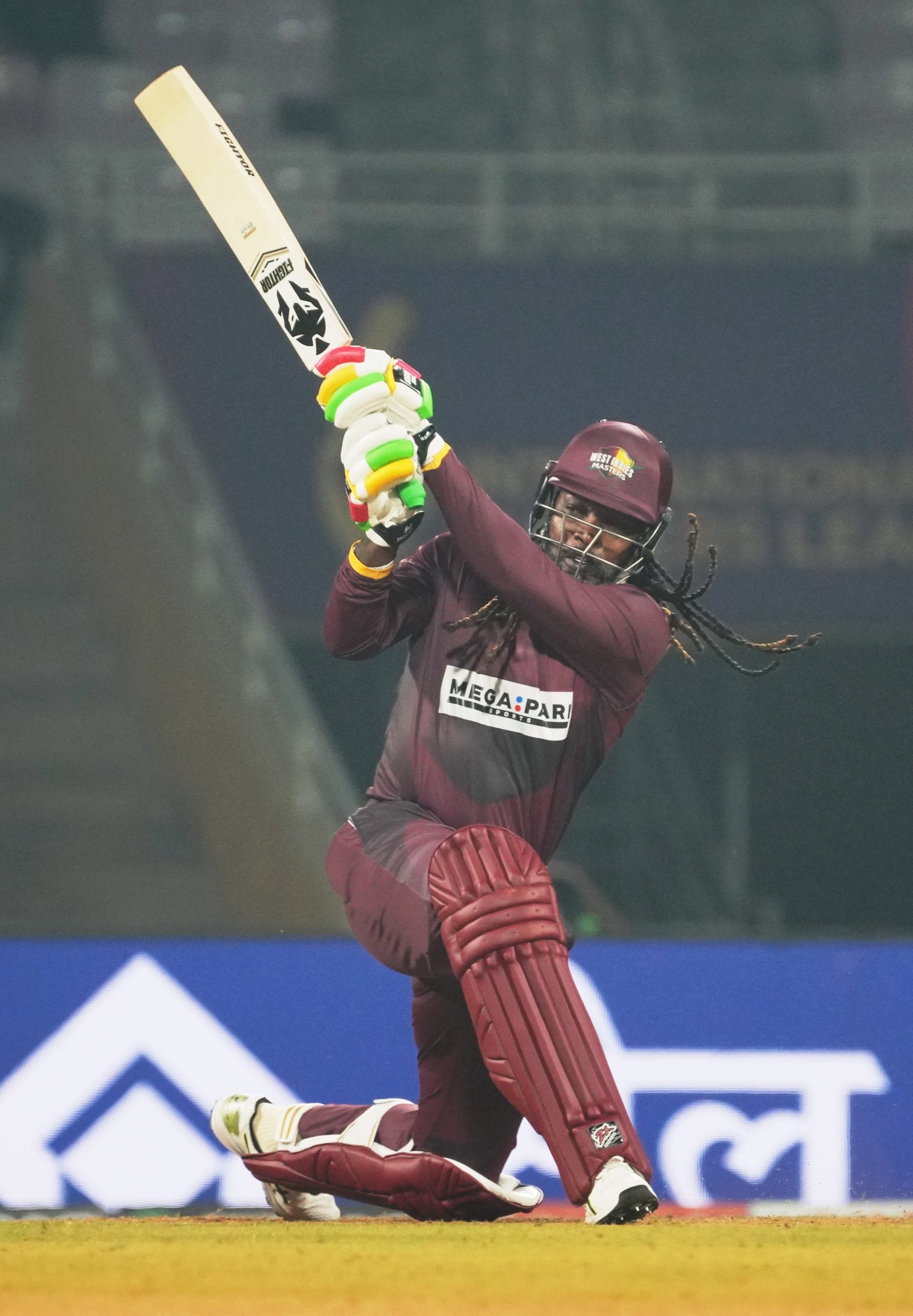 തൻ്റെ യൂട്യൂബ് ചാനലിലൂടെയാണ് കൈഫ് അഭിഷേകിനെ പുകഴ്ത്തിയത്. "സാധാരണ രീതിയിൽ അവനെപ്പോലെ ബാറ്റ് ചെയ്യുന്നവർക്ക് അത്ര സ്ഥിരത ഉണ്ടാവാറില്ല. വലിയ വലിയ താരങ്ങൾ ഇത്തരത്തിൽ കളിക്കുന്നത് കണ്ടിട്ടുണ്ട്. ക്രിസ് ഗെയിൽ ഇങ്ങനെ കളിച്ചിരുന്ന ഒരാളായിരുന്നു."
