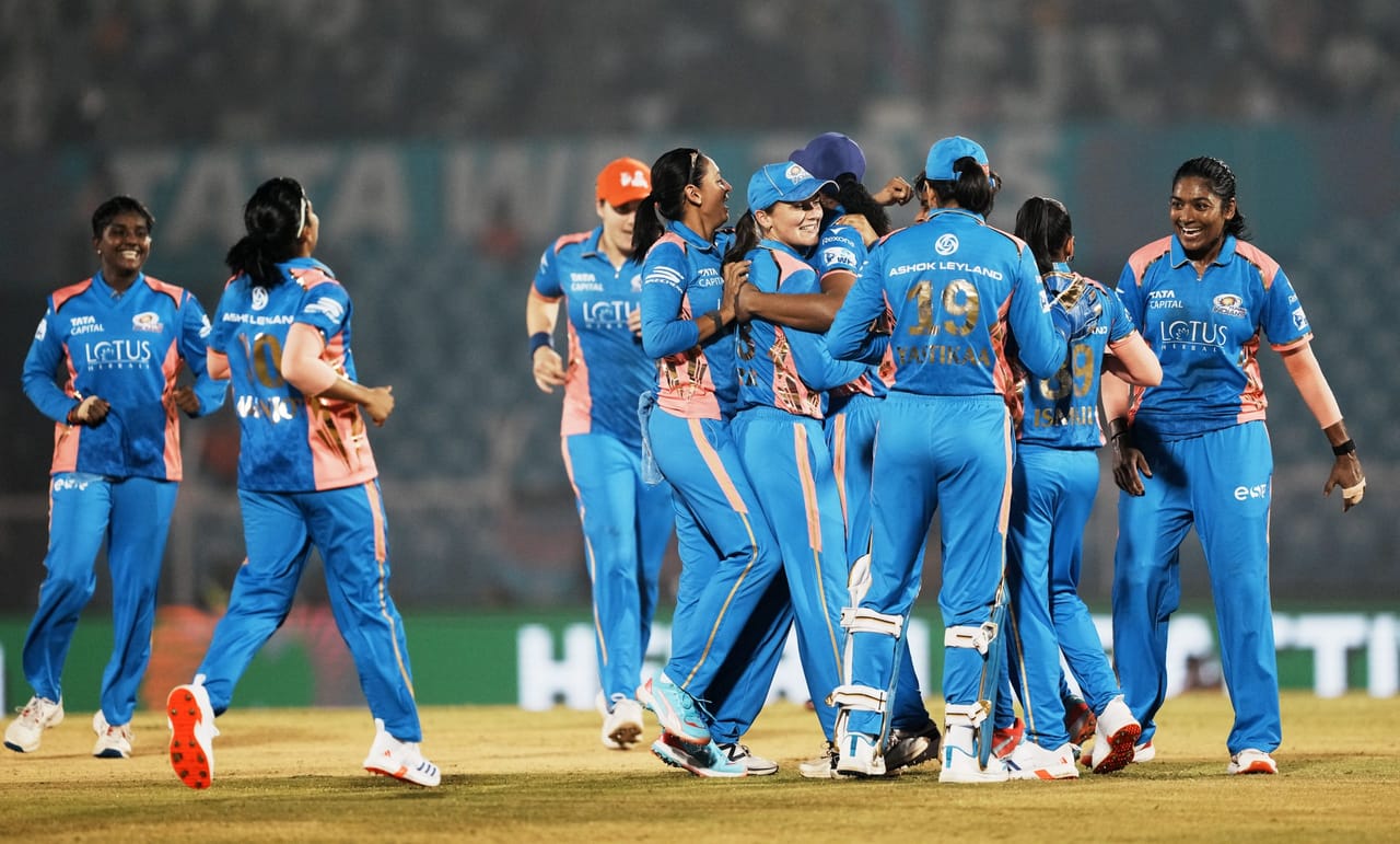 വനിതാ പ്രീമിയർ ലീഗ് ആരംഭിക്കാൻ കേവലം രണ്ട് ദിവസം മാത്രമാണ് അവശേഷിക്കുന്നത്. ജനുവരി 9ന് മുംബൈ ഇന്ത്യയും റോയൽ ചലഞ്ചേഴ്സ് ബെംഗളൂരുവും തമ്മിൽ നടക്കുന്ന മത്സരത്തോടെ ലീഗിന് തുടക്കമാവും. മത്സരങ്ങൾ എപ്പോൾ, എങ്ങനെ കാണാനാവുമെന്ന് നോക്കാം. (PTI)
