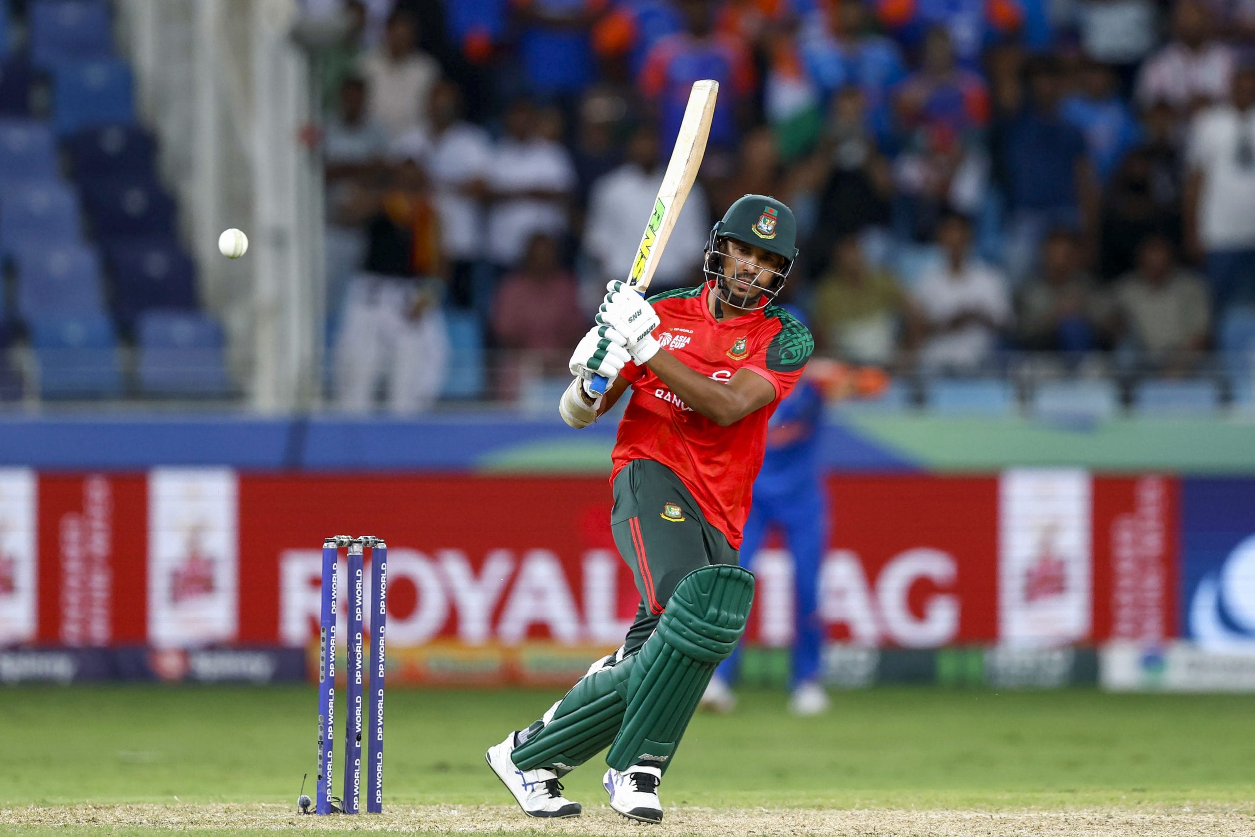 ബംഗ്ലാദേശിൻ്റെ ഗ്രൂപ്പ് മത്സരങ്ങൾ കൊൽക്കത്തയിലും മുംബൈയിലുമായാണ് തീരുമാനിച്ചിരിക്കുന്നത്. മൂന്ന് മത്സരങ്ങൾ കൊൽക്കത്തയിലും ഒരെണ്ണം മുംബൈയിലും. ഇതിൽ കളിക്കാൻ തയ്യാറായില്ലെങ്കിൽ മത്സരങ്ങൾ സഹ ആതിഥേയരായ ശ്രീലങ്കയിലേക്ക് മാറ്റേണ്ടിവരുമെന്നാണ് സൂചന.
