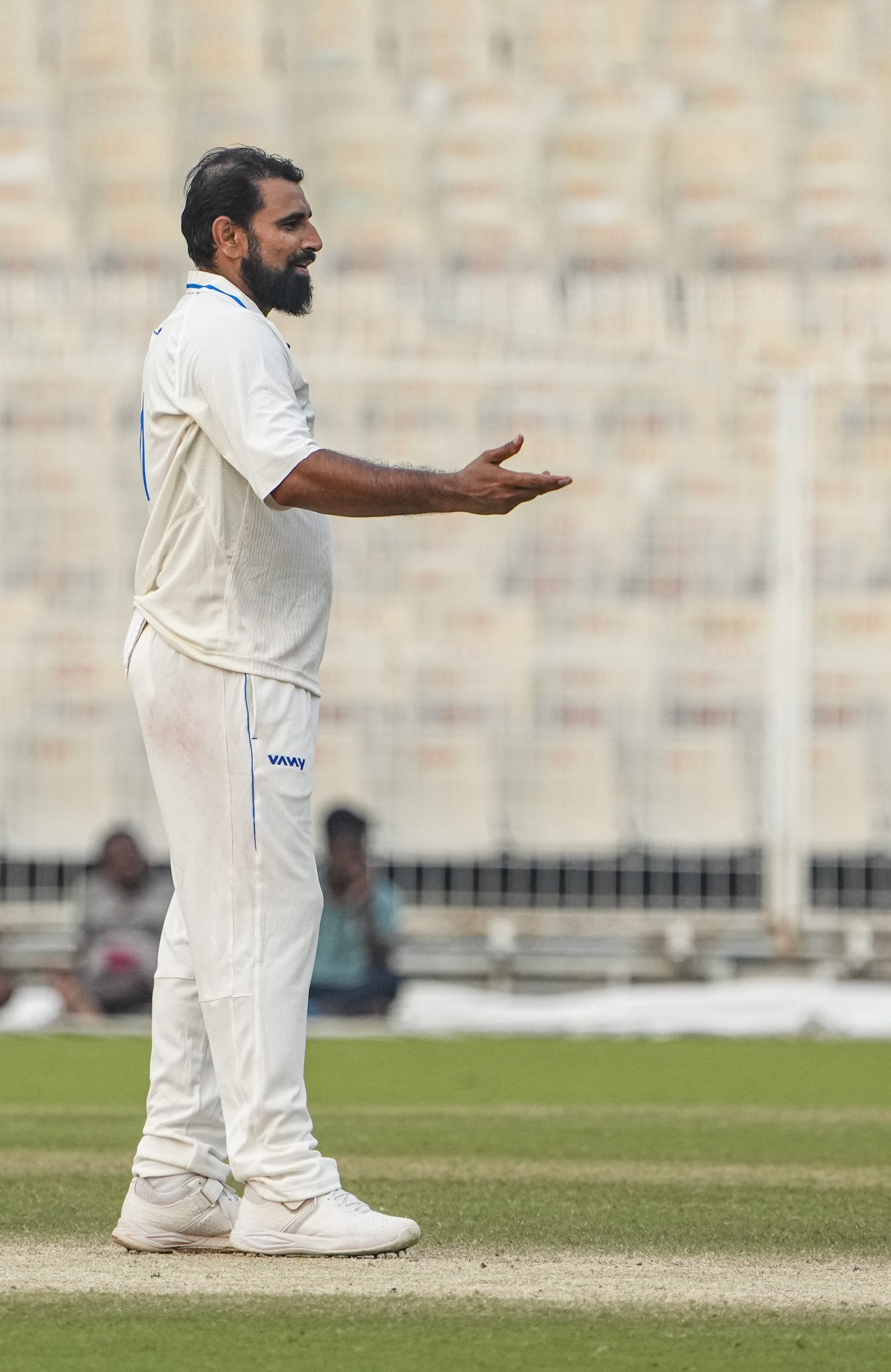 മത്സരത്തിൽ ആകെ ഏഴ് വിക്കറ്റുകളാണ് മുഹമ്മദ് ഷമി വീഴ്ത്തിയത്. ആദ്യ ഇന്നിംഗ്സിൽ രണ്ട് വിക്കറ്റും രണ്ടാം ഇന്നിംഗ്സിൽ അഞ്ച് വിക്കറ്റും. ബംഗാളിൻ്റെ 519 റൺസിന് മറുപടിയായി ആദ്യ ഇന്നിംഗ്സിൽ 186 റൺസിനും രണ്ടാം ഇന്നിംഗ്സിൽ 287 റൺസിനും സർവീസസ് മുട്ടുമടക്കി.
