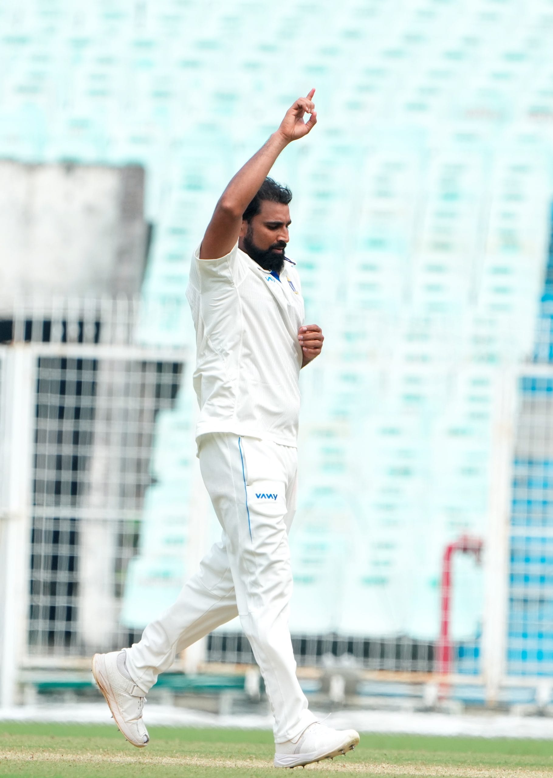 209 റൺസ് നേടിയ സുദീപ് ചാറ്റർജിയാണ് ബംഗാളിൻ്റെ ടോപ്പ് സ്കോറർ. ഷാകിർ ഹബീബ് ഗാന്ധി (91), അഭിമന്യു ഈശ്വരൻ (81) എന്നിവരും ബംഗാളിനായി തിളങ്ങി. സർവീസസിനായി ദിലീപ് ധൻകർ മൂന്ന് വിക്കറ്റ് വീഴ്ത്തി. അർജുൻ ശർമ്മയ്ക്ക് രണ്ട് വിക്കറ്റുകളാണ് ലഭിച്ചത്.
