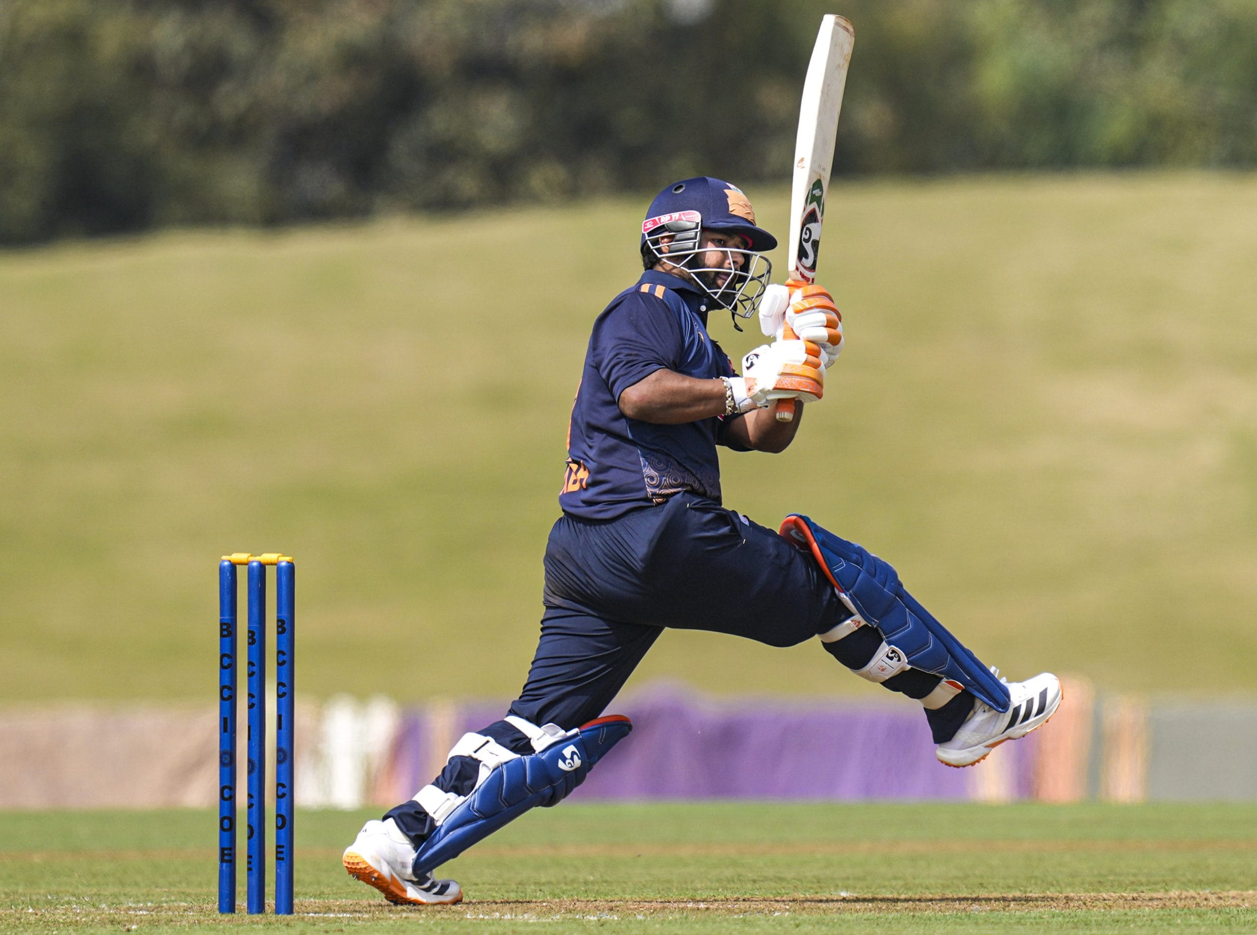 വിജയ് ഹസാരെ ട്രോഫിയിലടക്കം മോശം ഫോം തുടരുന്ന ഋഷഭ് പന്തിന് ഇന്ത്യൻ ടീമിലെ സ്ഥാനം നഷ്ടമാവുമെന്നാണ് പുറത്തുവരുന്ന റിപ്പോർട്ടുകൾ. പകരം തകർപ്പൻ ഫോമിലുള്ള ഇഷാൻ കിഷൻ ടീമിൽ ഏറെക്കാലത്തിന് ശേഷം ടീമിൽ തിരികെയെത്തുമെന്നും സൂചനകളുണ്ട്.