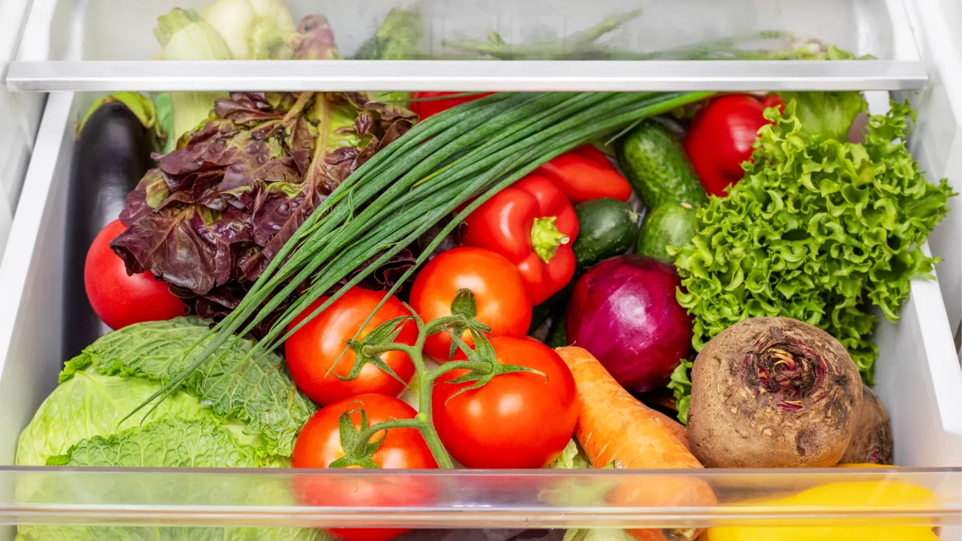 പച്ചക്കറികൾ കഴുകി വെള്ളം തോർന്ന ശേഷം ഒരു കോട്ടൺ തുണിയിലോ പേപ്പർ ടവലിലോ പൊതിഞ്ഞു വെക്കുക. പ്ലാസ്റ്റിക് ഒഴിവാക്കാൻ സാധിക്കില്ലെങ്കിൽ വായുസഞ്ചാരത്തിനായി സുഷിരങ്ങളുള്ള ബാഗുകൾ ഉപയോഗിക്കുക. മുറിച്ച പച്ചക്കറികൾ വായു കടക്കാത്ത ഗ്ലാസ് പാത്രങ്ങളിൽ സൂക്ഷിക്കുന്നത് പോഷകനഷ്ടം കുറയ്ക്കും.
