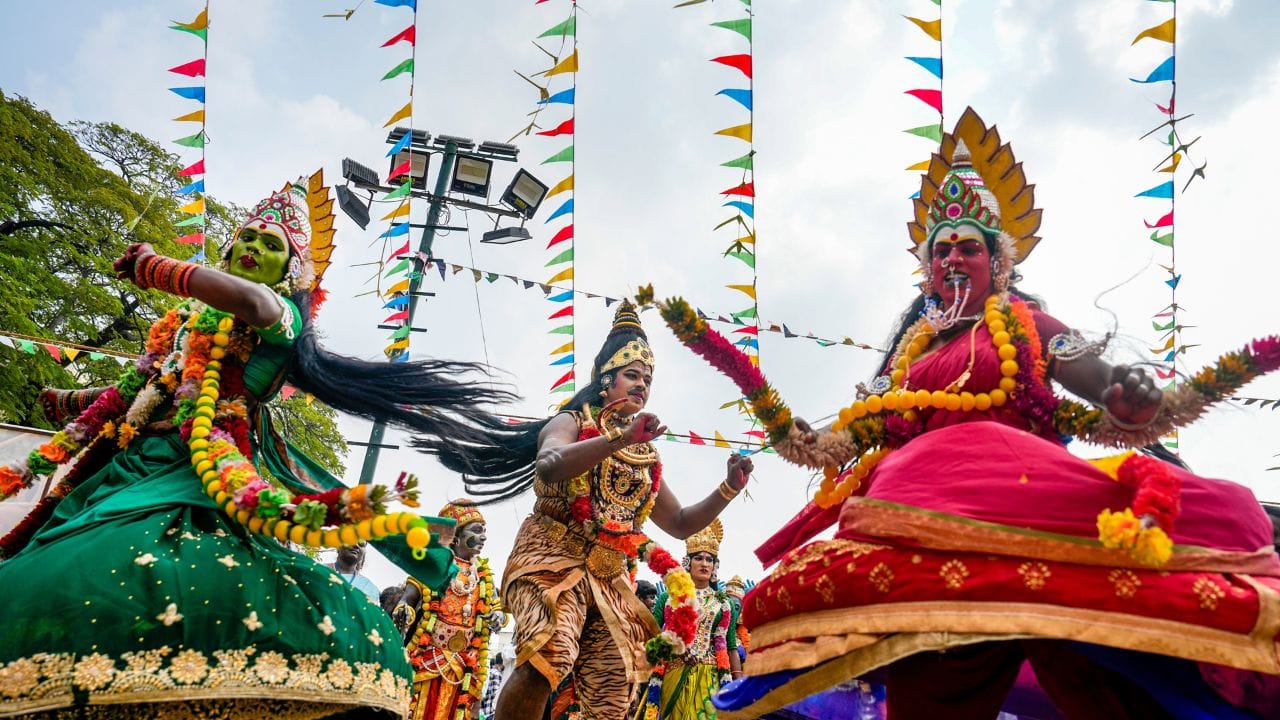 പൊങ്കല് ആഘോഷിക്കാനായി മലയാളികള്ക്കും അവധി. തമിഴ്നാട്ടിലെ തൈപ്പൊങ്കല് പ്രമാണിച്ച് കേരളത്തിലെ ആറ് ജില്ലകള്ക്ക് അവധി പ്രഖ്യാപിച്ചു. ജനുവരി 15ന് വ്യാഴാഴ്ചയാണ് അവധി പ്രഖ്യാപിച്ചത്. (Image Credits: PTI)