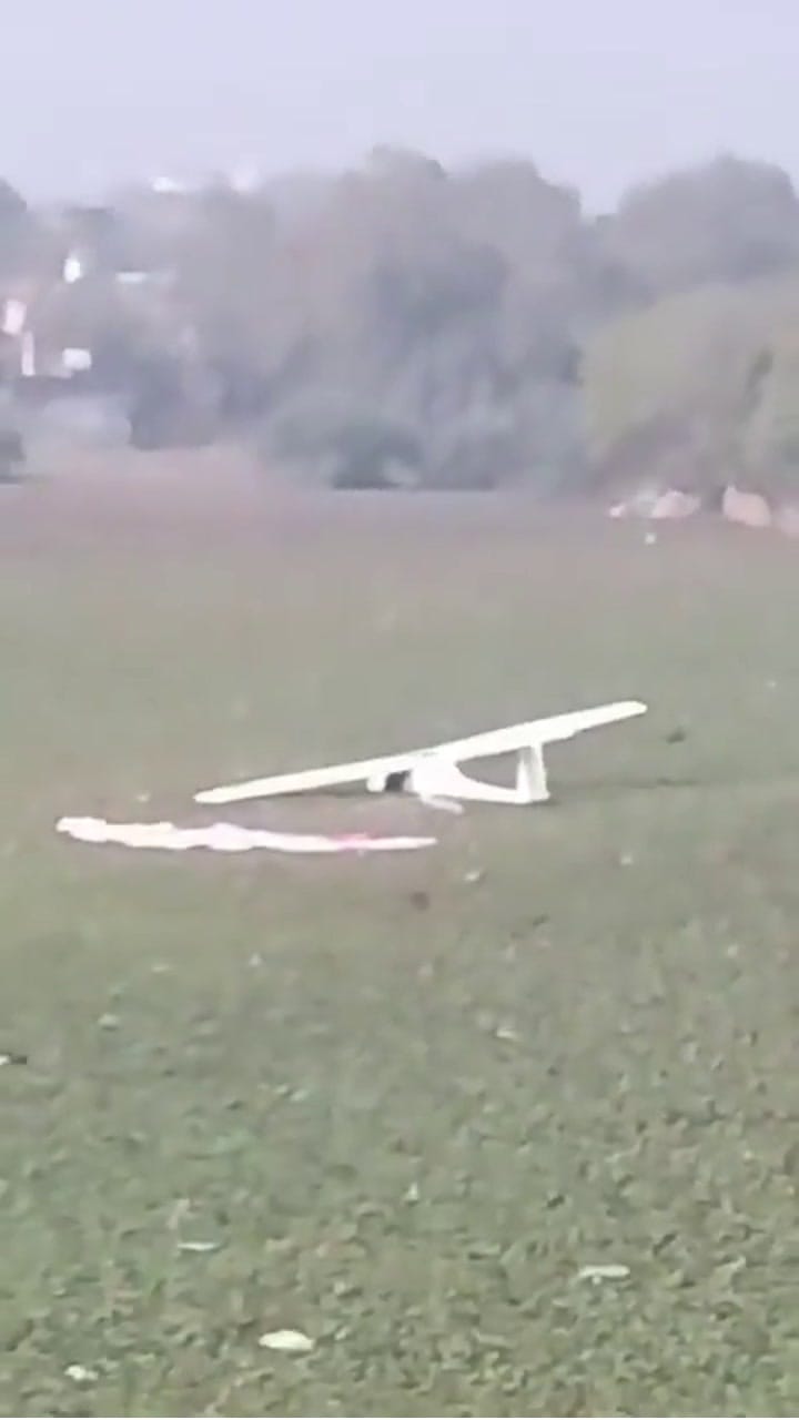 പ്രയാഗ്‌രാജിൽ വ്യോമസേനയുടെ പരിശീലന വിമാനം കുളത്തിൽ തകർന്നുവീണു