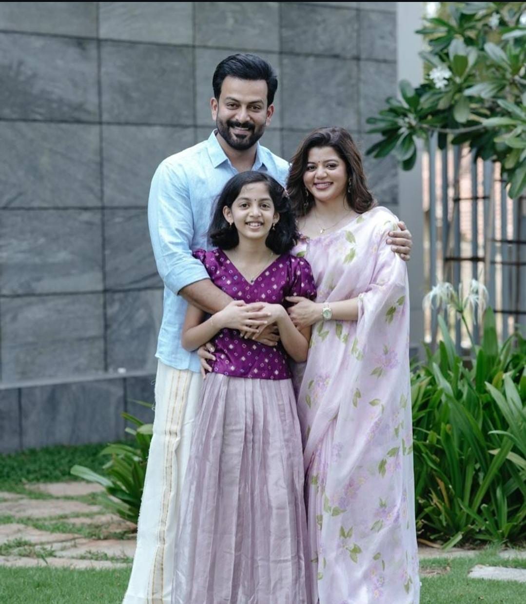  ക്രിക്കറ്റിനോടുള്ള താല്‍പ്പര്യം പൃഥ്വിരാജ് മറച്ചുവച്ചില്ല. കുട്ടിക്കാലം മുതലേ താനൊരു ക്രിക്കറ്റ് ഭ്രാന്തനാണ് എന്നാണ് താരം പറയുന്നത്. ഫുട്‌ബോള്‍ ചടങ്ങിന്റെ വേദിയില്‍ ക്രിക്കറ്റ് ആണ് തന്റെ പാഷന്‍ എന്ന് പറഞ്ഞ വ്യക്തിയാണ് താനെന്നും നടന്‍ സൂചിപ്പിച്ചു.
