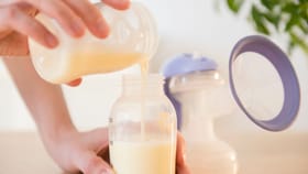 മുലപ്പാൽ പമ്പ് ചെയ്ത് സൂക്ഷിക്കുമ്പോൾ ശ്രദ്ധിക്കേണ്ട കാര്യങ്ങൾ