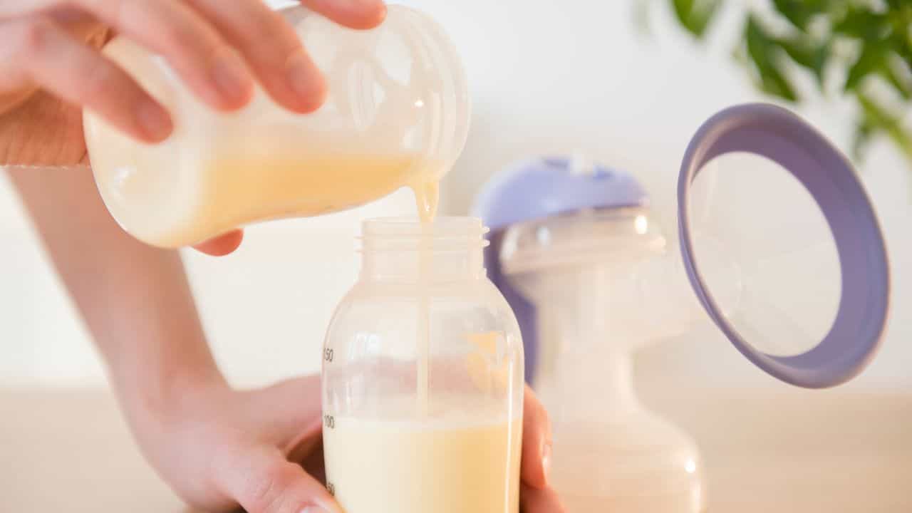 Parenting Tips: മുലപ്പാൽ പമ്പ് ചെയ്ത് സൂക്ഷിക്കുമ്പോൾ ശ്രദ്ധിക്കേണ്ട കാര്യങ്ങൾ; എത്ര നേരം പുറത്തു വെക്കാം