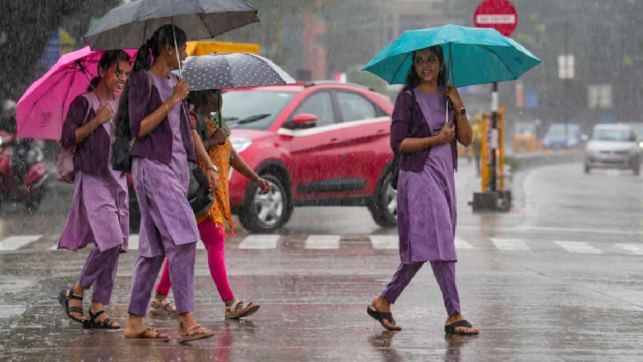 Kerala Weather Updates: മാനം കറുത്തു; ഇനി വരാൻ പോകുന്നത് ഇടിമിന്നലോടുകൂടിയ മഴ