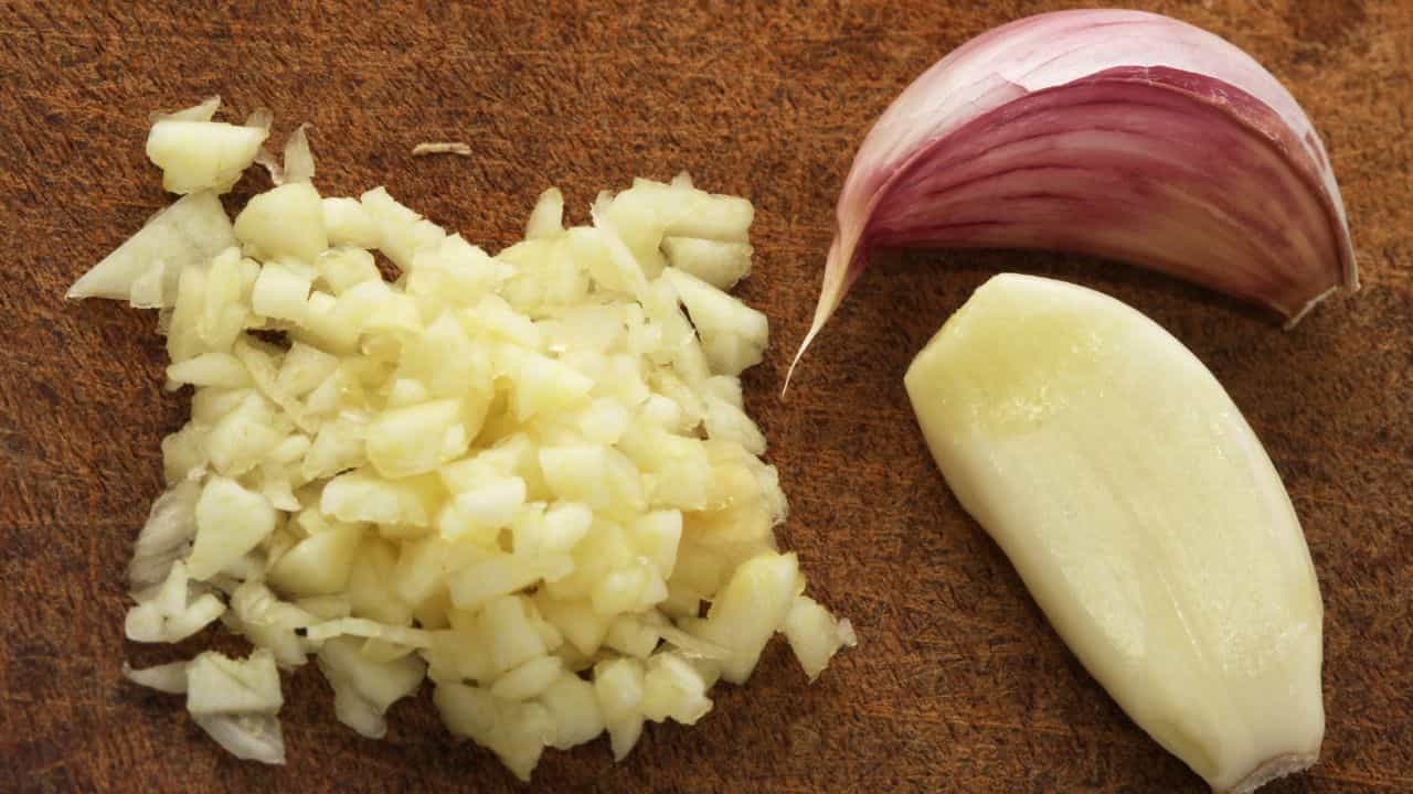 Raw Garlic Benefits: തേനിൽ പച്ച വെളുത്തുള്ളി കഴിച്ചാൽ കണ്ണാടിപോലെ മുഖം തിളങ്ങുമോ? സത്യമെന്തെന്ന് അറിയാം