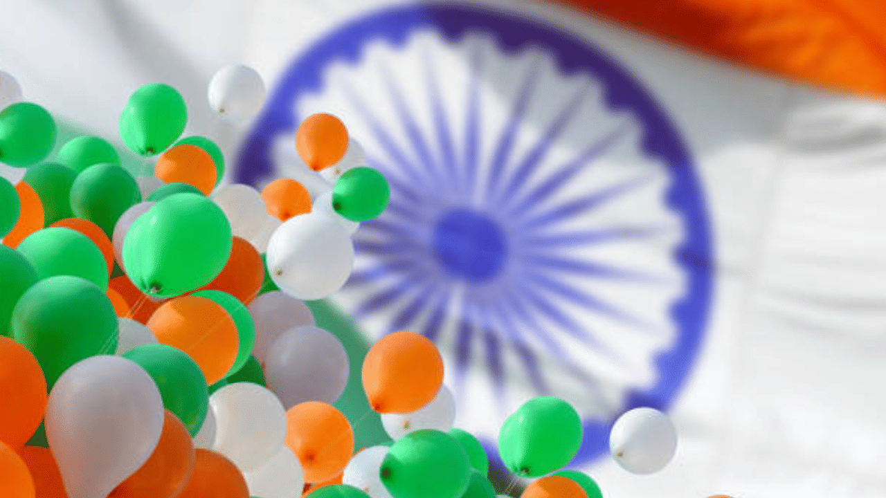 "നമ്മുടെ സ്വപ്നങ്ങളിലെ ഇന്ത്യയെ കെട്ടിപ്പടുക്കാൻ നമുക്ക് കൈകോർക്കാം. സമാധാനവും ഐശ്വര്യവും നിറഞ്ഞ റിപ്പബ്ലിക് ദിനം നേരുന്നു.", "ഒരുമയോടെ മുന്നേറാം, കരുത്തുറ്റ ഭാരതം കെട്ടിപ്പടുക്കാം,റിപ്പബ്ലിക് ദിനാശംസകൾ" (Image Credit: Getty Images)