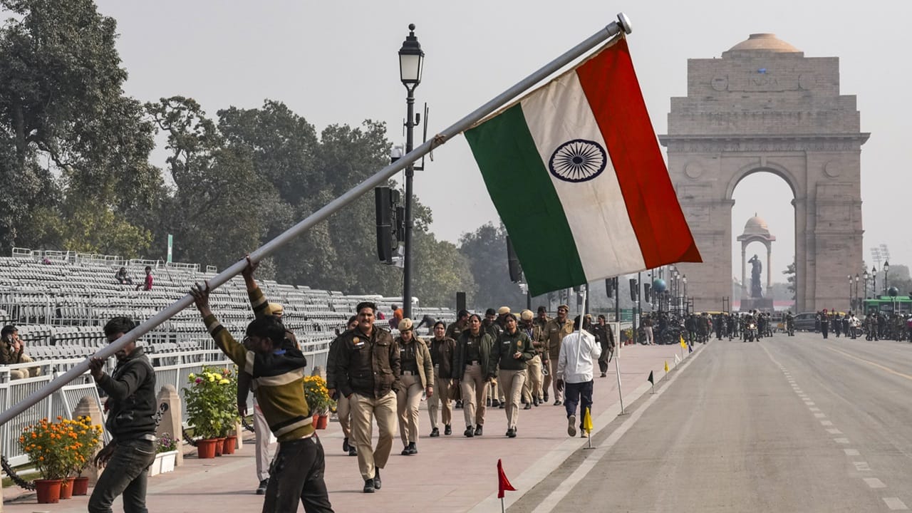 ദൂരദർശന്റെ യൂട്യൂബ്‌ ചാനലും ഓൾ ഇന്ത്യ റേഡിയോയുടെ (AIR) യൂട്യൂബ്‌ ചാനൽ, പിഐബി, MyGov ന്റെ യൂട്യൂബ്‌ ചാനലുകൾ എന്നിവയ്‌ക്കൊപ്പം തത്സമയം സംപ്രേഷണം ചെയ്യും. മിക്കവാറും എല്ലാ വാർത്താ ചാനലുകളും പരേഡിന്റെ തത്സമയ കവറേജ് നൽകും. ഈ മാര്‍ഗങ്ങളിലൂടെ നേരിട്ട് പങ്കെടുക്കാന്‍ സാധിക്കാത്തവര്‍ക്ക് പരേഡ് കാണാനാകും (Image Credits: PTI).