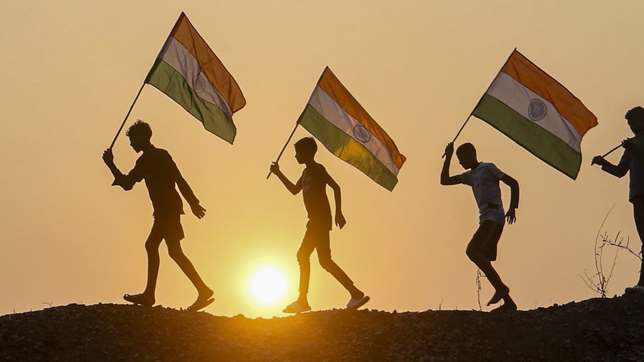 പരേഡ് രാവിലെ 9:30 ന് ആരംഭിക്കും. സുരക്ഷാ പരിശോധനകളും പ്രവേശന നിയന്ത്രണങ്ങളും കാരണം, പരേഡിൽ പങ്കെടുക്കുന്ന കാണികൾ നേരത്തെ എത്തിച്ചേരണമെന്ന് നിർദ്ദേശിച്ചിരുന്നു. പ്രധാനമന്ത്രി നരേന്ദ്ര മോദി ദേശീയ യുദ്ധ സ്മാരകത്തിൽ പുഷ്പചക്രം അർപ്പിക്കുന്ന ചടങ്ങോടെയാണ് പരേഡ് തുടങ്ങുന്നത്‌. ഇതിനുശേഷം, ഇന്ത്യൻ രാഷ്ട്രപതി ദ്രൗപതി മുർമു ദേശീയ പതാക ഉയർത്തും (Image Credits: PTI).