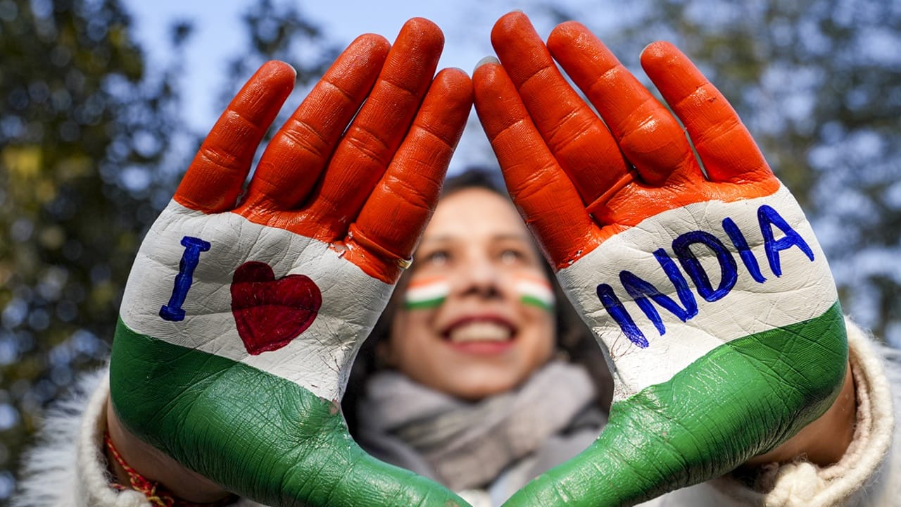 വിവിധ സംസ്ഥാനങ്ങള്‍, കേന്ദ്ര ഭരണപ്രദേശങ്ങള്‍, വിവിധ മന്ത്രാലയങ്ങള്‍ എന്നിവയുടെ ടാബ്ലോകള്‍ ഉണ്ടാകും. ഇത്തവണ കേരളത്തിന്റെ ടാബ്ലോയുമുണ്ട്.  ‘വാട്ടർ മെട്രോയും 100% ഡിജിറ്റൽ സാക്ഷരതയും: ആത്മനിര്‍ഭര്‍ ഇന്ത്യയ്ക്കായി ആത്മനിര്‍ഭര്‍ കേരളം’ എന്നതാണ് സംസ്ഥാനത്തിന്റെ തീം (Image Credits: PTI).