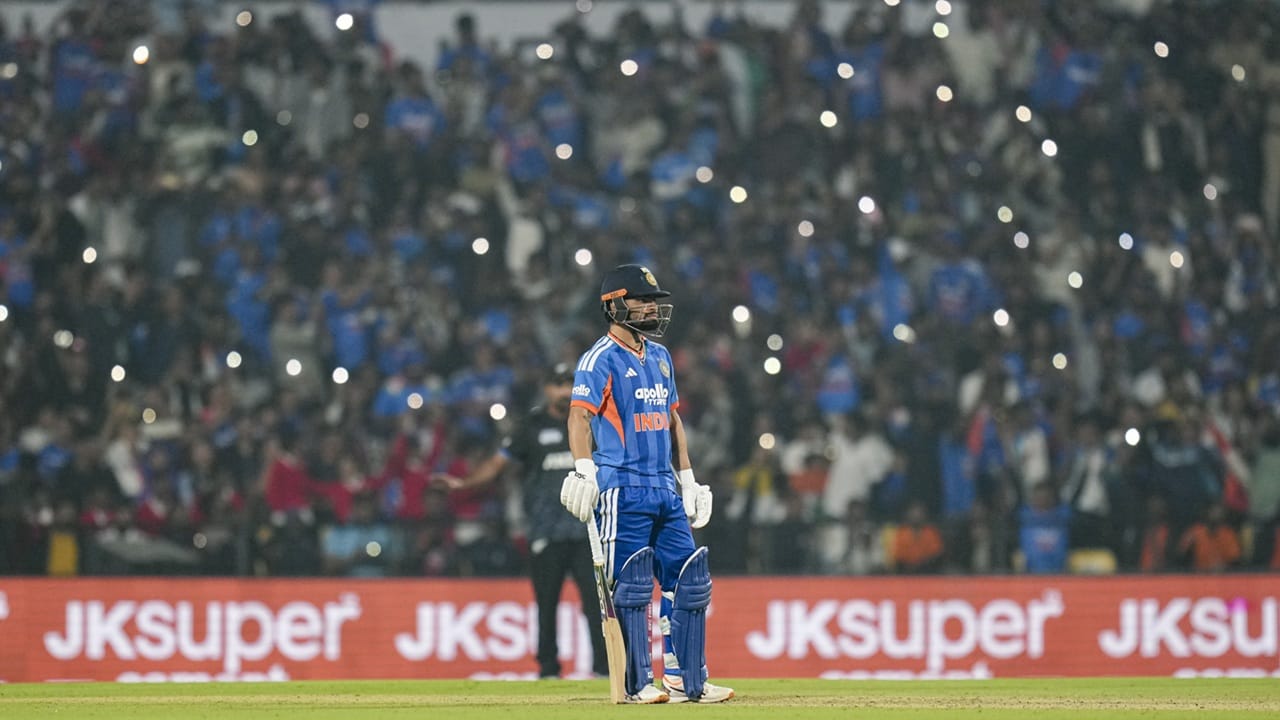 നാല് ഫോറും, മൂന്ന് സിക്‌സും അടങ്ങുന്നതായിരുന്നു റിങ്കുവിന്റെ പ്രകടനം. 238 എന്ന കൂറ്റന്‍ സ്‌കോര്‍ കണ്ടെത്താന്‍ ഇന്ത്യയെ സഹായിച്ചത് റിങ്കുവിന്റെ പ്രകടനമായിരുന്നു. എന്നാല്‍ പലപ്പോഴും ബിസിസിഐ റിങ്കുവിന് അര്‍ഹമായ പരിഗണന നല്‍കിയില്ലെന്നാണ് ആരാധകരുടെ വിമര്‍ശനം  (Image Credits: PTI).