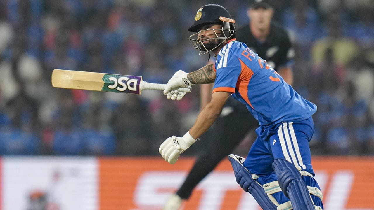 റിങ്കുവിനെ ടീം മാനേജ്‌മെന്റ് വേണ്ടവിധം ഉപയോഗിച്ചിട്ടില്ലെന്ന് ആരാധകര്‍ ചൂണ്ടിക്കാട്ടുന്നു. മുന്‍ ന്യൂസിലന്‍ഡ് താരം സൈമണ്‍ ഡൗളും സമാന അഭിപ്രായമാണ് പങ്കുവച്ചത്. റിങ്കുവിന് വേണ്ടത്ര അവസരം നല്‍കാത്തതിന് ഇദ്ദേഹം ഇന്ത്യന്‍ ടീമിനെ വിമര്‍ശിച്ചു  (Image Credits: PTI).