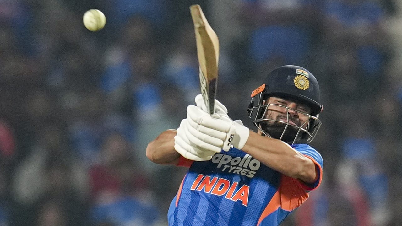 കഴിഞ്ഞ ടി20 ലോകകപ്പിനും റിങ്കു കളിക്കുമെന്ന് പ്രതീക്ഷിച്ചെങ്കിലും അവസരം ലഭിച്ചില്ല. എന്തായാലും ഇത്തവണ ലോകകപ്പില്‍ റിങ്കുവിന്റെ മാസ്മരിക പ്രകടനം ആരാധകര്‍ പ്രതീക്ഷിക്കുന്നുണ്ട്. ഡൗള്‍ ഉള്‍പ്പെടെയുള്ളവര്‍ ആ പ്രതീക്ഷയാണ് പങ്കുവയ്ക്കുന്നത്  (Image Credits: PTI).