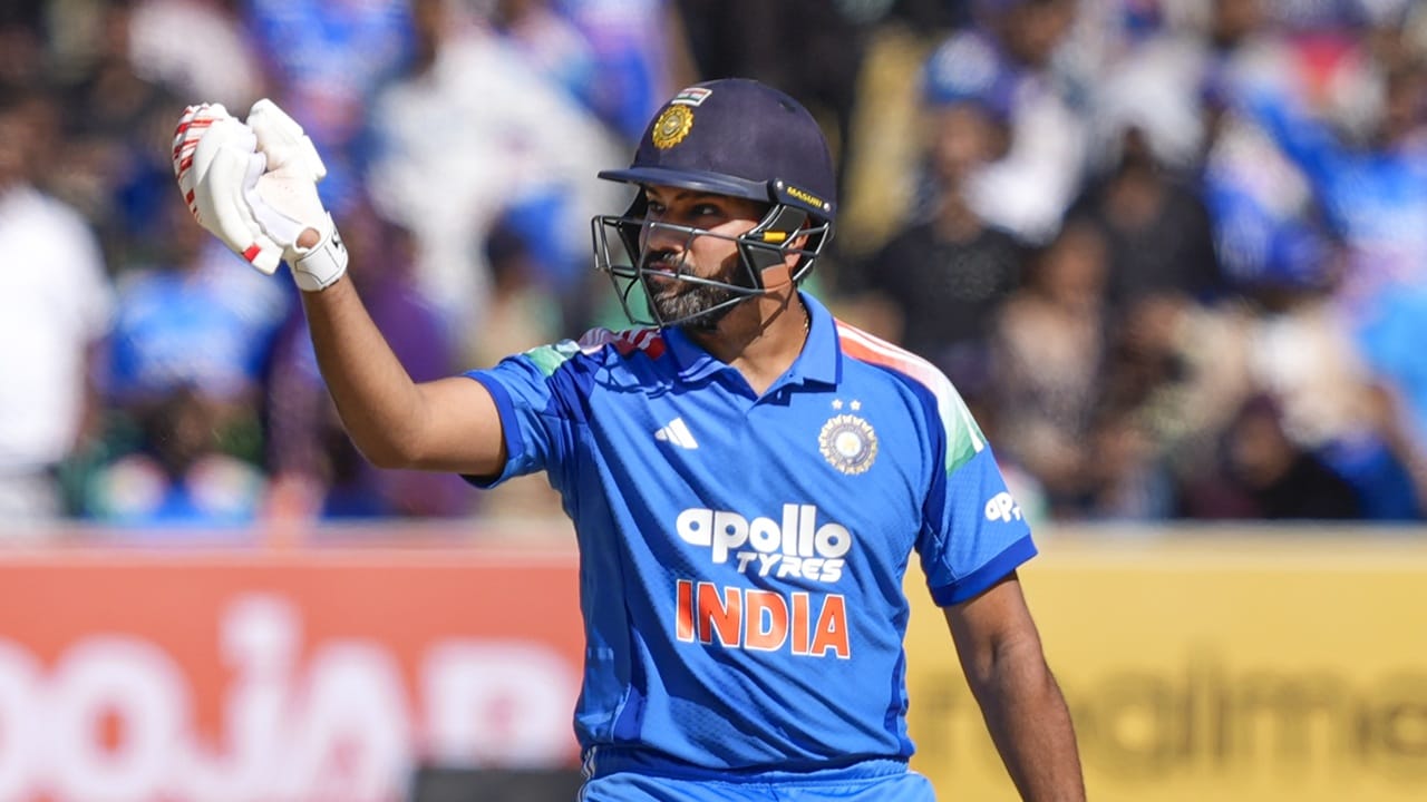 രോഹിത് ശര്‍മ-24, വിരാട് കോഹ്ലി-23, ശ്രേയസ് അയ്യര്‍-8 എന്നീ ടോപ് ഓര്‍ഡര്‍ ബാറ്റര്‍മാര്‍ നിറംമങ്ങി. രവീന്ദ്ര ജഡേജ-27, നിതീഷ് കുമാര്‍ റെഡ്ഡി-20, ഹര്‍ഷിത് റാണ-2, മുഹമ്മദ് സിറാജ്-2 എന്നിങ്ങനെയാണ് മറ്റു ബാറ്റര്‍മാരുടെ പ്രകടനം  (Image Credits: PTI).