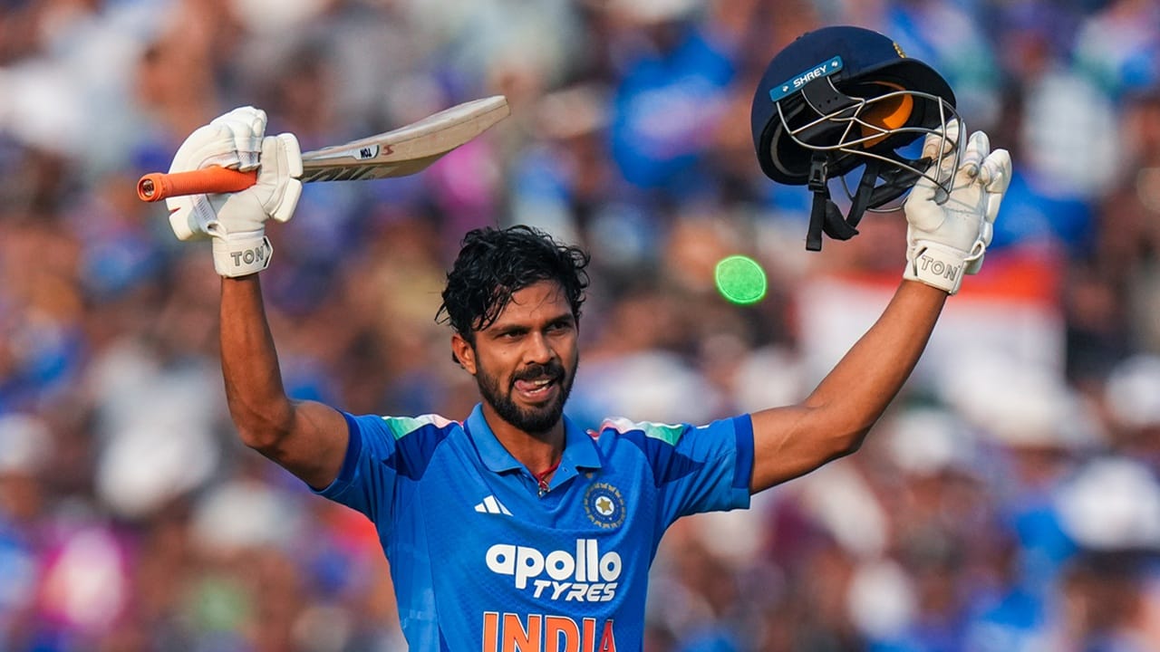 ന്യൂസിലന്ഡിനെതിരായ ഏകദിന പരമ്പരയ്ക്കുള്ള ഇന്ത്യന് സ്ക്വാഡില് നിന്ന് റുതുരാജ് ഗെയ്ക്വാദിനെ ഒഴിവാക്കിയത് അപ്രതീക്ഷിതമായി. ദക്ഷിണാഫ്രിക്കയ്ക്കെതിരായ ഏകദിന പരമ്പരയില് റുതുരാജും ഉണ്ടായിരുന്നു. പ്രോട്ടീസിനെതിരെ അവസാനം കളിച്ച ഏകദിനത്തില് റുതുരാജ് സെഞ്ചുറി അടിച്ചിരുന്നു (Image Credits: PTI)