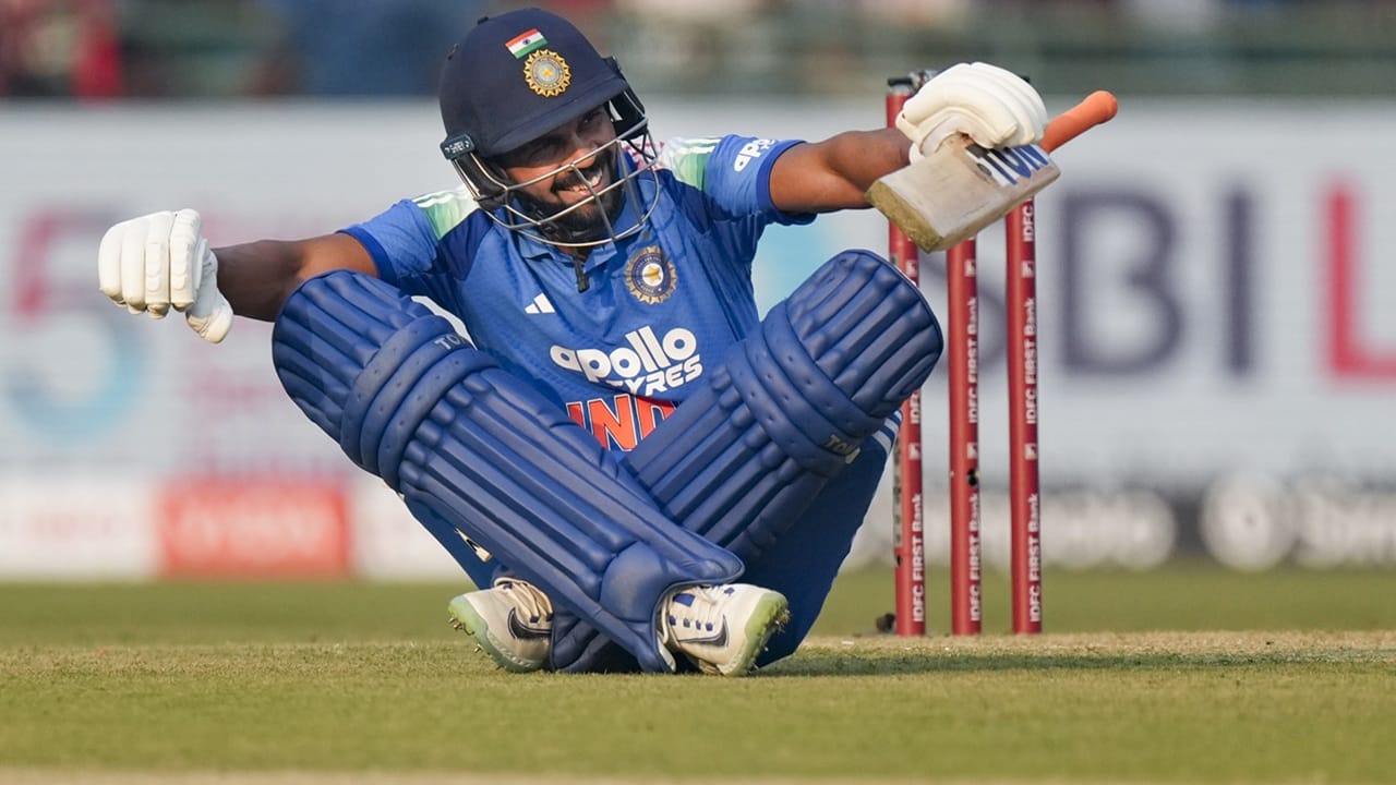 ലിസ്റ്റ് എ ക്രിക്കറ്റില്‍ 83 ശരാശരിയുള്ള ദേവ്ദത്ത് പടിക്കലിന് ഏകദിന ടീമിന്റെ അടുത്തുപോലും എത്താനായിട്ടില്ലെന്നും പത്താന്‍ പറഞ്ഞു. എന്തായാലും, ഗില്ലിന്റെയും ശ്രേയസിന്റെയും മടങ്ങിവരവ് റുതുരാജിന് തിരിച്ചടിയായി. മൂന്ന് മത്സരങ്ങളുടെ പരമ്പര ജനുവരി 11ന് ആരംഭിക്കും  (Image Credits: PTI)